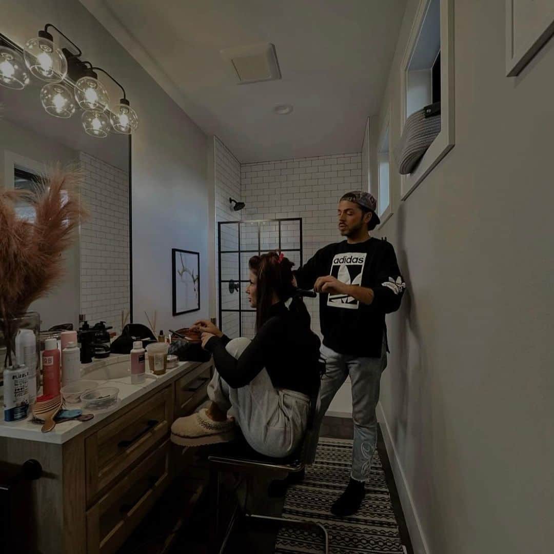 Chelsea Houskaのインスタグラム：「Best friends who glam together stay together 🖤」
