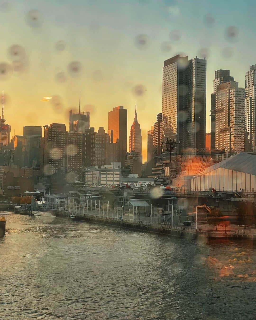 kaelさんのインスタグラム写真 - (kaelInstagram)「Sailing into New York at dawn. What an experience!  @vikingcruises #myvikingstory」10月6日 23時19分 - punkodelish