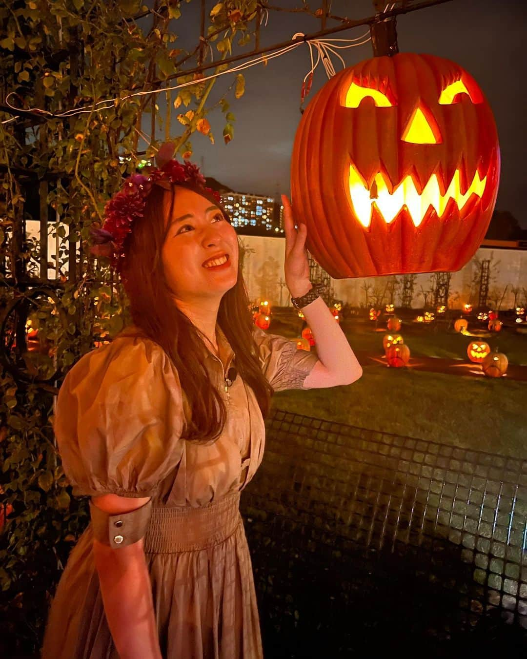 坂口理子のインスタグラム：「もうすぐハロウィン🎃  夜の風景も好きすぎて たーーくさん写真撮ってしまいました...  いつ行っても景色が綺麗で 季節感もしっかりと味わえる ハウステンボスですが、 ぜひ"今"行ってみてください！  私は10時間ワイン飲み放題 ノンアルコールカクテル飲み放題 ソフトドリンクも飲み放題(出入り自由) を試してみたいので、プライベートでいきたい.....🍷🍾  誰かいきませんか...!!!!!笑  #ハウステンボス #長崎 #九州 #テーマパーク #バリはやzip」