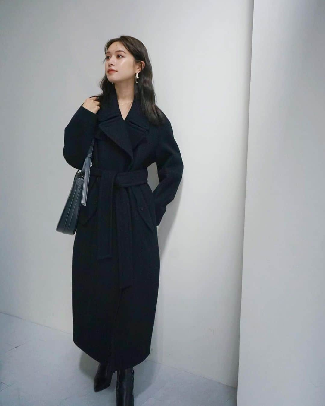 楫真梨子のインスタグラム：「Double-breasted Wool coat / Black  全身はこんな感じ🐈‍⬛色々な着こなしができ、テイストを選ばないのでどんな服装ともマッチするのが嬉しい♡」