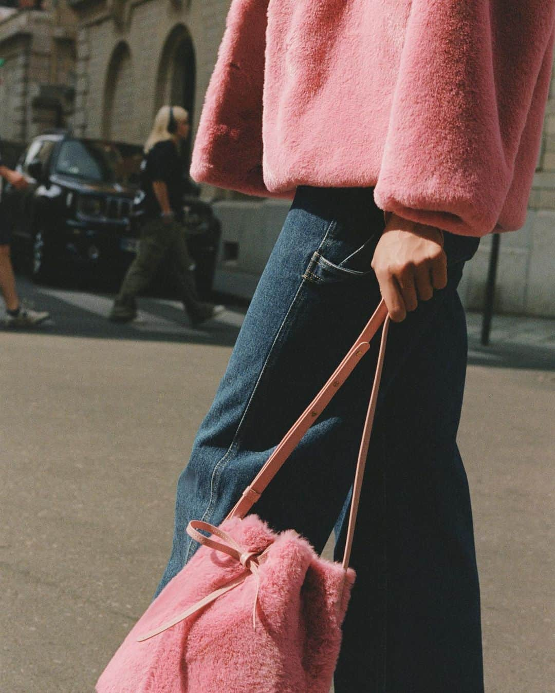 マンサー ガブリエルさんのインスタグラム写真 - (マンサー ガブリエルInstagram)「Shop our new MG x @apparis collection of plant based bags and coats on mansurgavriel.com 🌱💕 #mansurgavriel」10月6日 23時30分 - mansurgavriel