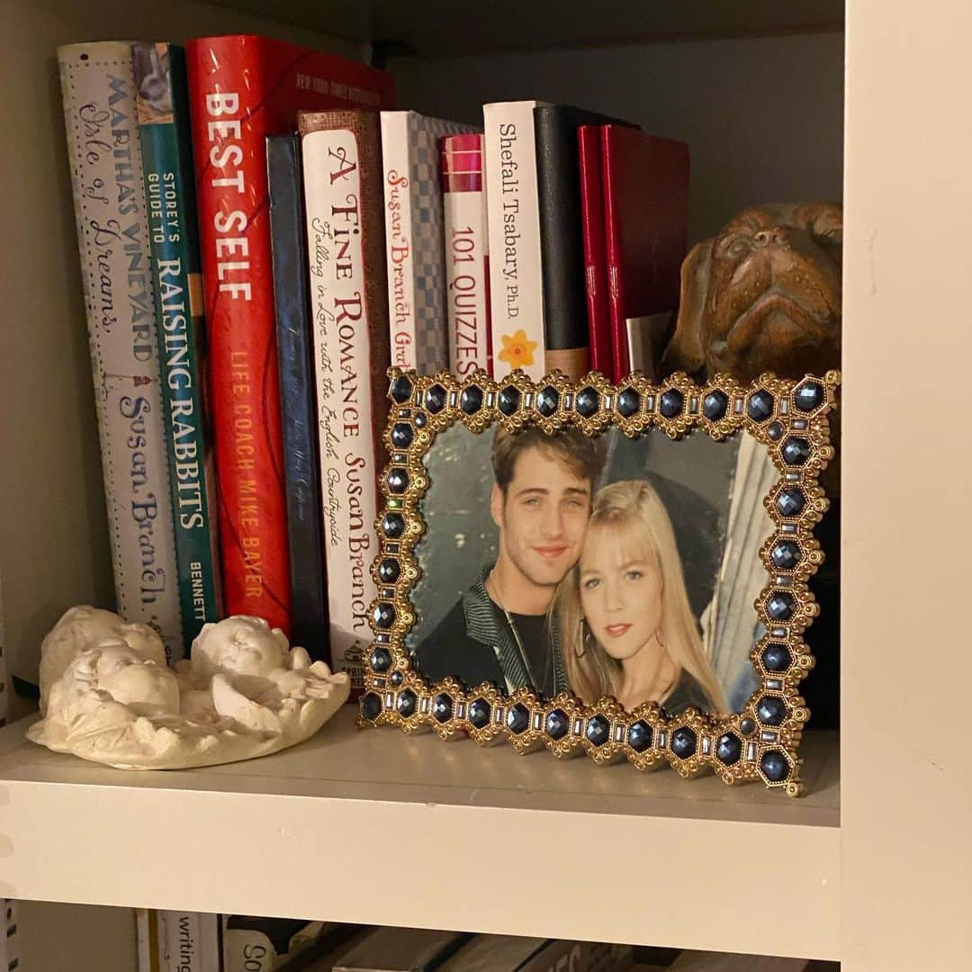 ジェニー・ガースさんのインスタグラム写真 - (ジェニー・ガースInstagram)「Well @jason_priestley we made it to my mom’s bookshelf.  Right next to “A Fine Romance” and “Raising Rabbits”. I’ve probably walked by this a thousand times but just noticed it. Was this on the set of 90210 or Teen Angel??  Also please note that you made the shelf, but not my husband 💀」10月6日 23時30分 - jenniegarth