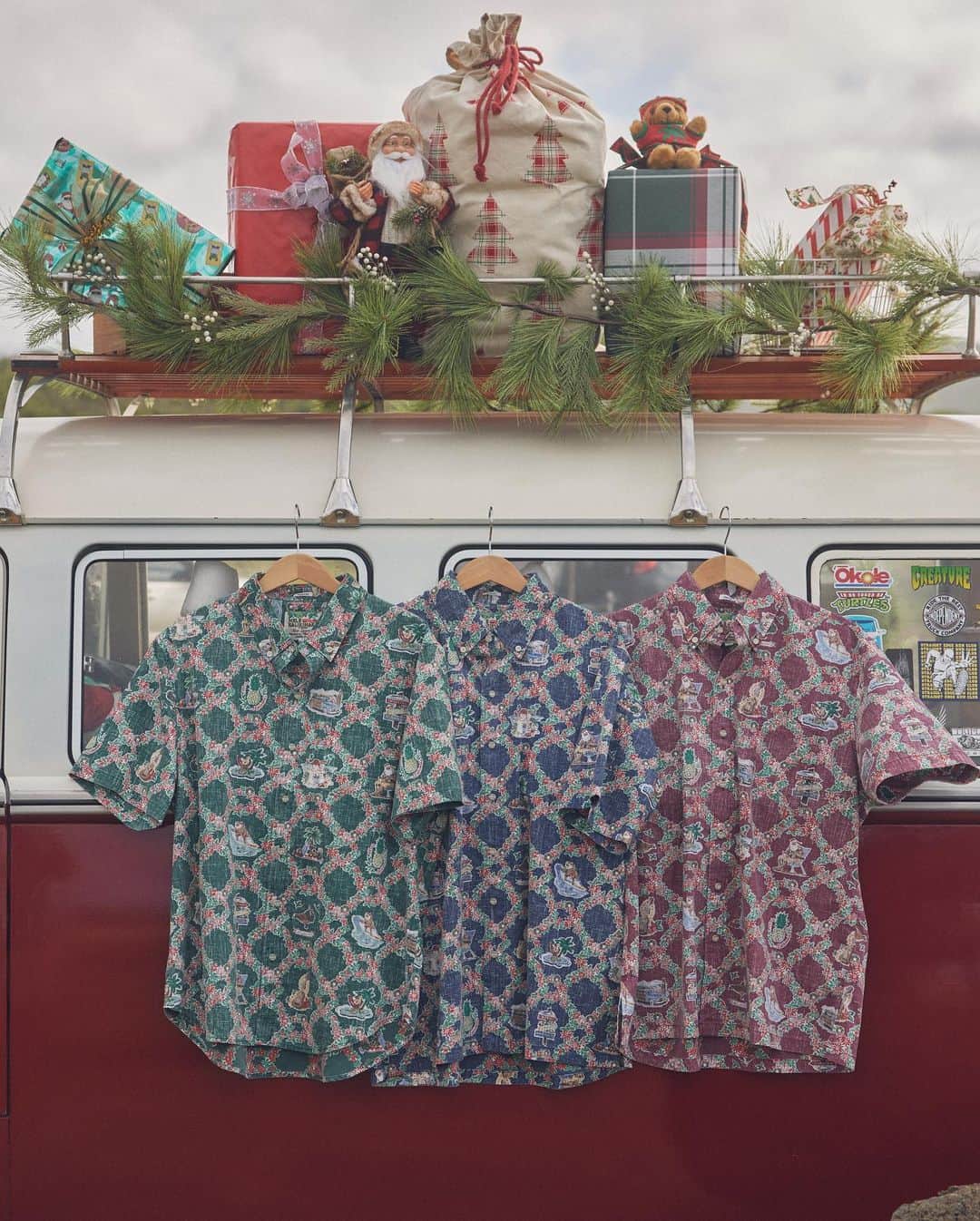 レインスプーナーさんのインスタグラム写真 - (レインスプーナーInstagram)「Our 40th Anniversary Hawaiian Christmas Shirt is here. To celebrate the 40th Anniversary, we explored the archives and took inspiration from some of the earliest designs we created. The final print features 11 unique festive scenes surrounded by a Hawaiian Christmas floral border of traditional holiday motifs mixed with Hawaiian foliage. Available in styles for the whole Ohana, in-store and online now.」10月6日 23時24分 - reynspooner