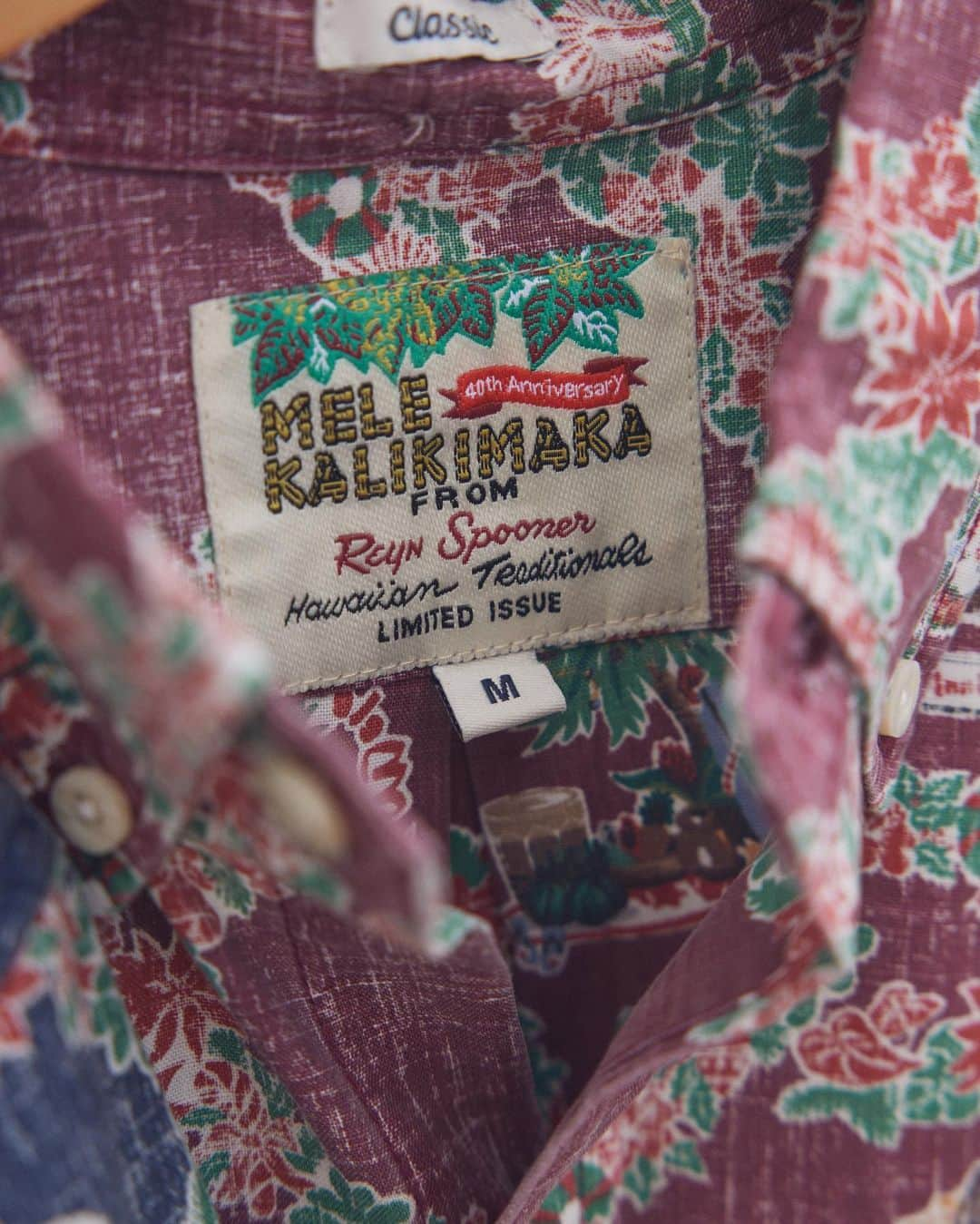 レインスプーナーのインスタグラム：「Our 40th Anniversary Hawaiian Christmas Shirt is here. To celebrate the 40th Anniversary, we explored the archives and took inspiration from some of the earliest designs we created. The final print features 11 unique festive scenes surrounded by a Hawaiian Christmas floral border of traditional holiday motifs mixed with Hawaiian foliage. Available in styles for the whole Ohana, in-store and online now.」