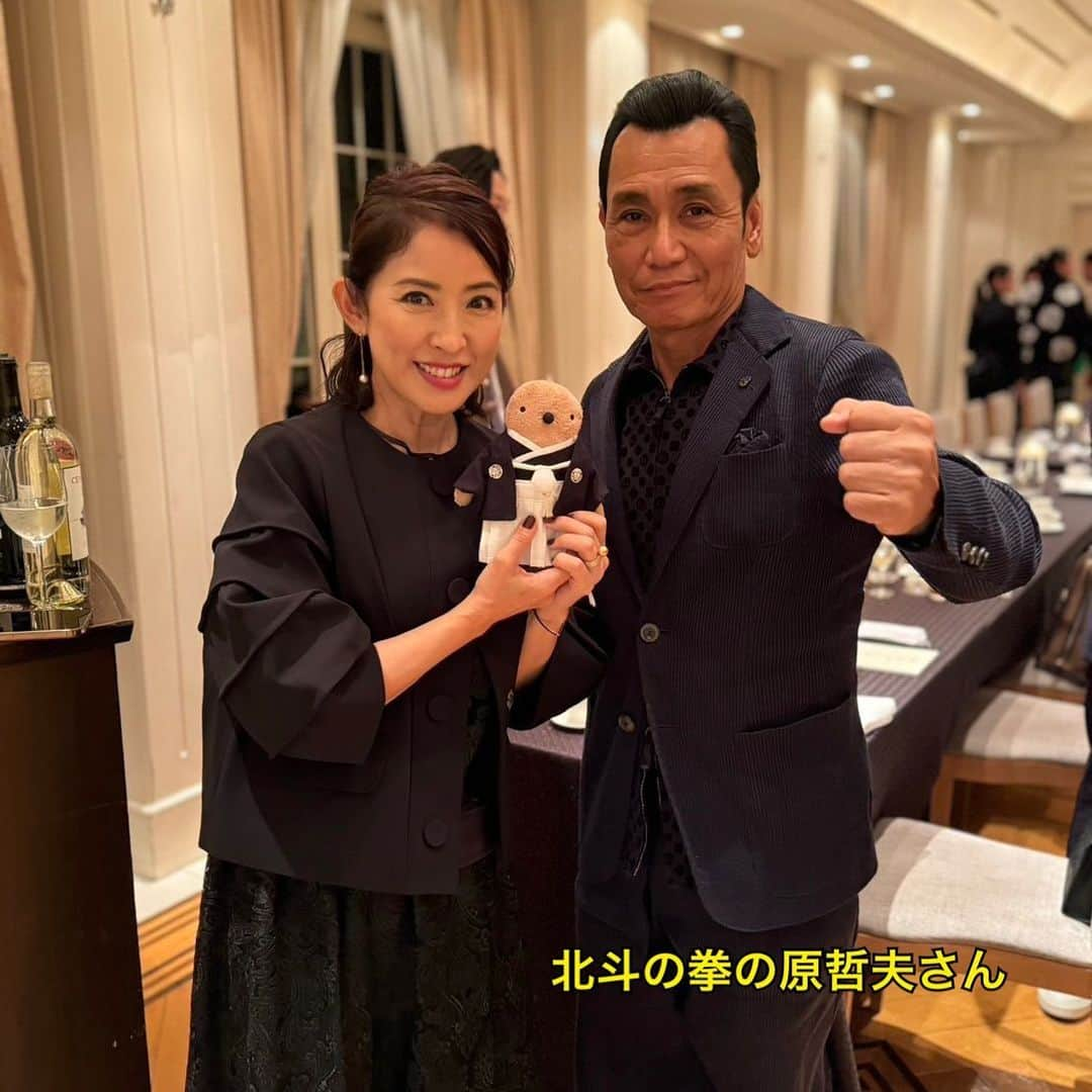 江口ともみさんのインスタグラム写真 - (江口ともみInstagram)「「きょうといちえ」  オラたちのレストランは THE TORINITY HOUSE✨ 食後はT's BARで❣️  美味しいお食事とワインと芸妓さんや舞妓さんの舞もあったんだよ  記念撮影してもらったのは、ハイヒールももこお姉さんや、アンちゃん、そして原哲夫おじちゃんには、ホントは動画で「アータタタタターっ‼️」って言いながら近づいて行きたかったんだけど、初対面だから出来なかった😅  あとね、ある程度の年齢のお友達じゃないとわからないかもだけど、「おれは男だ」ってドラマで森田健作さんが「吉川くん！」って呼んでたマドンナ役の早瀬久美さんがいらしてね、とおさん大興奮で写真撮ってもらって握手してたよ❣️あの頃と変わらずめちゃ可愛いお姉さんだった💕  あとね、芸妓の梅ぎくさんはね オラを「もぐちゃん💕」って言って青龍殿いる時から可愛がってくれたんだ😊  楽しかったぁ❣️あとは最高級ワインこっそり飲もうとしたらやっぱダメだったよ🤣  さて次はオラいないけど、素敵な動画をアップするから待っててね  #fumofumosan #フモフモさん #もぐたろう #きょうといちえ#京都 #タカミホールディングス #ハイヒールももこさん #アンミカちゃん #原哲夫さん #早瀬久美さん #梅ぎくさん #thetrinityhouse #tsbar」10月6日 23時24分 - tomomin.eguchi