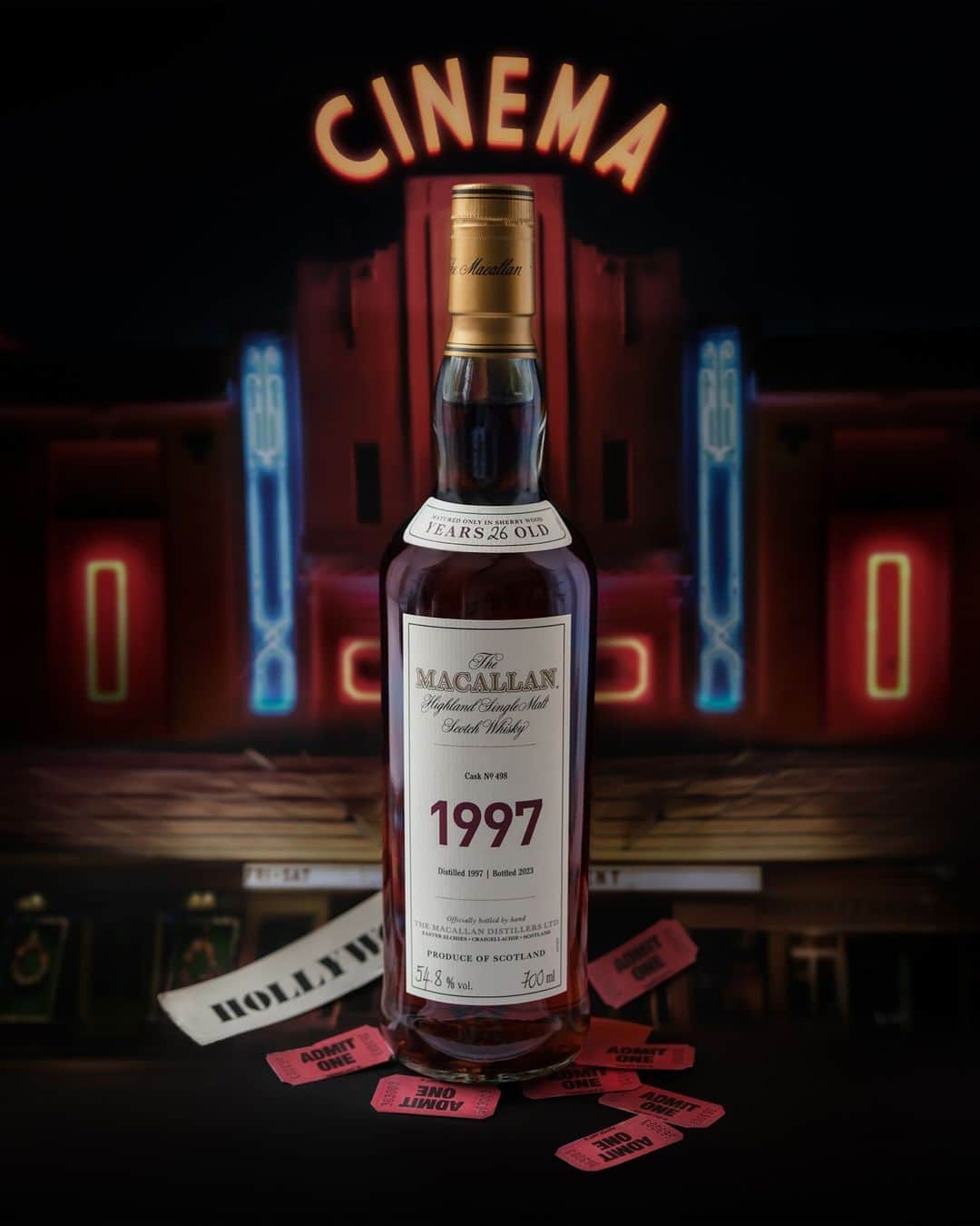 のインスタグラム：「A love letter to an extraordinary year for Hollywood and The Macallan.⁣ ⁣ The Macallan Fine & Rare 1997 has been photographed by Tim Walker, who exquisitely captures a year that was captivated by the glamour and allure of Hollywood. ⁣ ⁣ Featuring nostalgic notes of vanilla, apple and nutmeg, and a resplendent red walnut hue attributable to more than a quarter of a century of maturation, The Macallan Fine & Rare 1997 bridges the past and future.⁣ ⁣ Find out more in our Link in Bio.⁣ ⁣ Crafted without compromise. Please savour The Macallan responsibly.⁣ ⁣ #TheMacallan #TheMacallaninCinema #FineandRare」