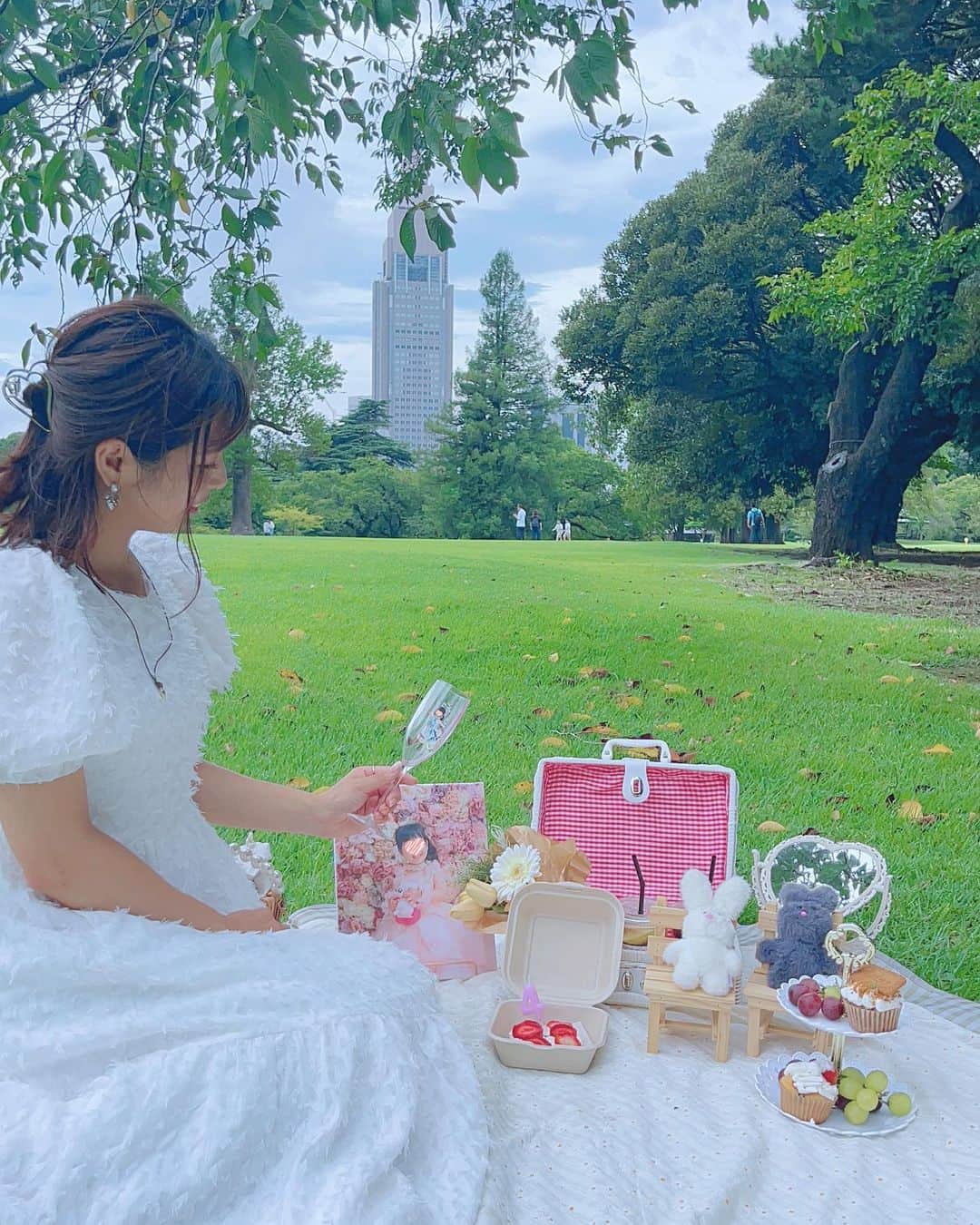 加藤雅美さんのインスタグラム写真 - (加藤雅美Instagram)「. 巷で話題の『推しピク』を ご存知ですか？🕊✨ . 青空の下で"推し"の誕生日や 尊さを崇めるもので、 先日仲良しきっちゃん(@megu813 )と 新宿御苑にて『推し活ピクニック』を 体験してきました〜☺️🌿 . 母となったら我らの 【永遠の推し】はもちろん。。 ❤️我が子❤️ということで、 愛する我が子を並べました🫶💕笑 . nuibox(@__nuibox )さんから レンタルしているおしゃれなピクニックセットが 可愛くてテンションが上がりました😍✨ アクリルスタンドをグラスに入れたり 写真を立てたり、ぬいぐるみなどを 持ち寄って写真を撮ると とっても映えました☺️🫶💕 過ごしやすい気候になってきましたし、 これからの季節にピッタリだなと思いました🍁 . デザートも美味しかった😍🧁💖 我が子の健やかなる成長を祈って☺️🌈✨ . #nuibox #推しピク #推し活ピクニック #推し活 #推しピクニック #おしゃれピクニック #おしゃピク #ピクニック #推し事 #推し活グッズ #推しがいる生活 #推しが尊い #推しの誕生日 #推し活女子 #女の子ママ #東京ママ #ママライフ #我が子 #4歳女の子 #4歳 #新宿御苑 #新宿御苑ピクニック #ピクニック日和 #ピクニックコーデ #ピクニックフォト #me #加藤雅美」10月6日 23時25分 - mamikato97