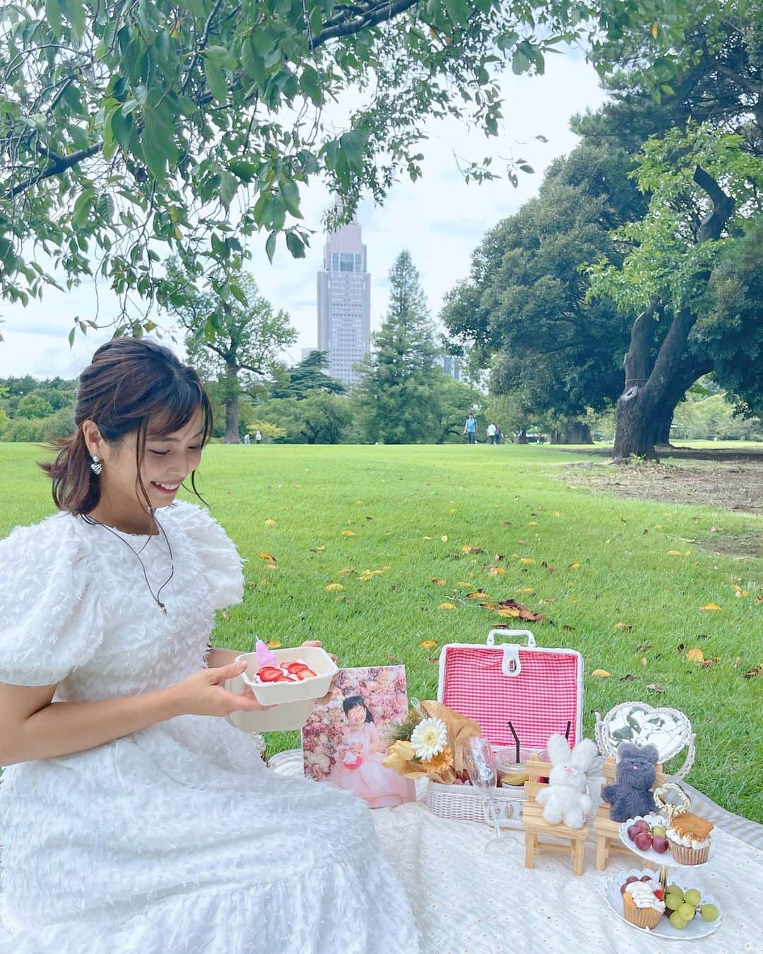 加藤雅美のインスタグラム：「. 巷で話題の『推しピク』を ご存知ですか？🕊✨ . 青空の下で"推し"の誕生日や 尊さを崇めるもので、 先日仲良しきっちゃん(@megu813 )と 新宿御苑にて『推し活ピクニック』を 体験してきました〜☺️🌿 . 母となったら我らの 【永遠の推し】はもちろん。。 ❤️我が子❤️ということで、 愛する我が子を並べました🫶💕笑 . nuibox(@__nuibox )さんから レンタルしているおしゃれなピクニックセットが 可愛くてテンションが上がりました😍✨ アクリルスタンドをグラスに入れたり 写真を立てたり、ぬいぐるみなどを 持ち寄って写真を撮ると とっても映えました☺️🫶💕 過ごしやすい気候になってきましたし、 これからの季節にピッタリだなと思いました🍁 . デザートも美味しかった😍🧁💖 我が子の健やかなる成長を祈って☺️🌈✨ . #nuibox #推しピク #推し活ピクニック #推し活 #推しピクニック #おしゃれピクニック #おしゃピク #ピクニック #推し事 #推し活グッズ #推しがいる生活 #推しが尊い #推しの誕生日 #推し活女子 #女の子ママ #東京ママ #ママライフ #我が子 #4歳女の子 #4歳 #新宿御苑 #新宿御苑ピクニック #ピクニック日和 #ピクニックコーデ #ピクニックフォト #me #加藤雅美」