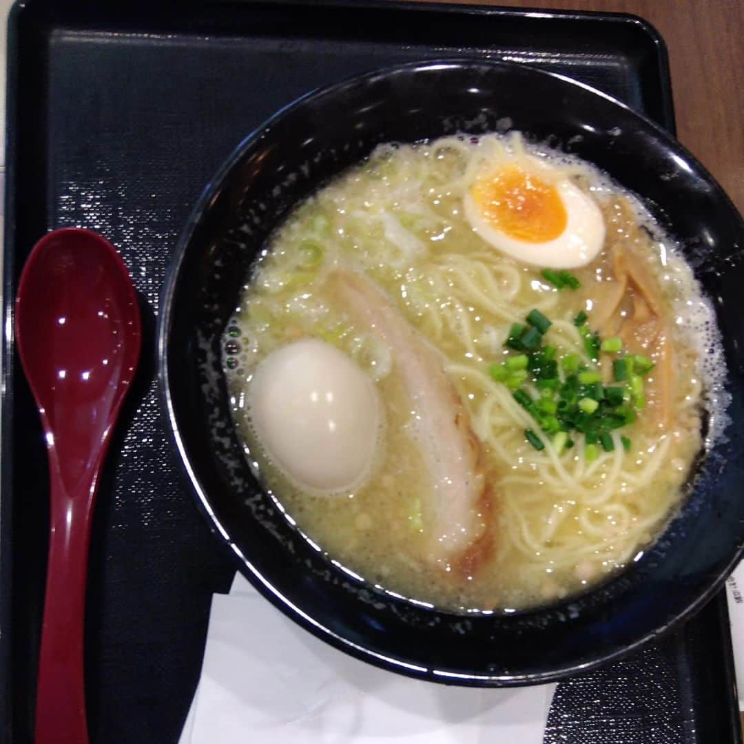 佐久田俊行のインスタグラム：「飽食の時代。 我々現代人は美味いモノを気軽に食べられる代償に、 ゆっくりと気兼ねなく寝ることと、子どもを産み育てるハードルが爆上がりしているような気がする。  対価支払うのだから、しっかり味わって食べるのだ。」