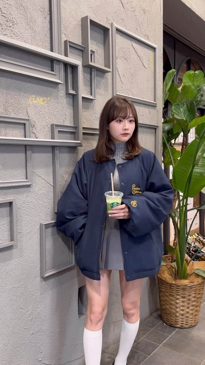 森下愛里沙(もりしたありさ) のインスタグラム：「ㅤㅤㅤㅤㅤㅤㅤㅤㅤㅤㅤㅤㅤ ㅤㅤㅤㅤㅤㅤㅤㅤㅤㅤㅤㅤㅤ ㅤㅤㅤㅤㅤㅤㅤㅤㅤㅤㅤㅤㅤ JAVAのロゴ刺繍中綿ノーカラーブルゾン👗 ㅤㅤㅤㅤㅤㅤㅤㅤㅤㅤㅤㅤㅤ これからの季節に大活躍なブルゾン！ 中綿入りで暖かいし、袖の内側はゴム入りなので絞って シルエットを変えてコーデを楽しめちゃいます🫶🏻 ㅤㅤㅤㅤㅤㅤㅤㅤㅤㅤㅤㅤㅤ これも男女兼用なのでリンクコーデにもおすすめだよ🤍 ㅤㅤㅤㅤㅤㅤㅤㅤㅤㅤㅤㅤㅤ ちなみに私は身長160cmだよ！ ㅤㅤㅤㅤㅤㅤㅤㅤㅤㅤㅤㅤㅤ ノーカラーのブルゾンだから合わせやすくて、 ちょっとお出かけに行く時にさっと羽織って合わせられるのが魅力的。 ㅤㅤㅤㅤㅤㅤㅤㅤㅤㅤㅤㅤㅤ @classicalelf_official 着用カラー【ネイビー】 サイズ【M】 ㅤㅤㅤㅤㅤㅤㅤㅤㅤㅤㅤㅤㅤ #クラシカルエルフ #classicalelf #エルフコーデ #ジャバ #java #ユニクロ #ザラ #zozo #zozotown #zozo購入品 #zozotown購入品 #ブルゾン #ノーカラー #オーバーシルエット #骨格ナチュラル #ブルベコーデ」
