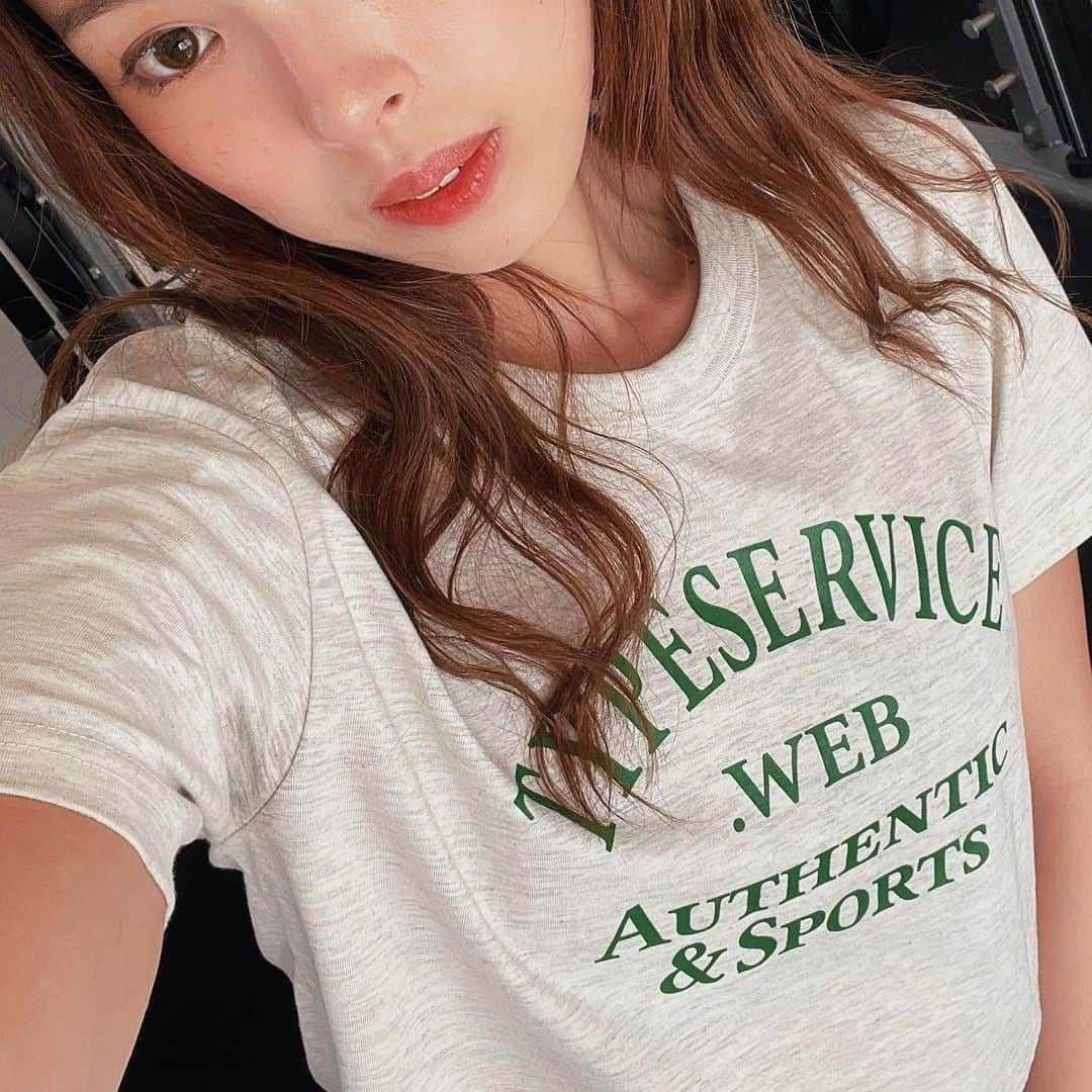 川戸沙羅さんのインスタグラム写真 - (川戸沙羅Instagram)「韓国のアパレルのTシャツをトレーニングウェアで着るの最近ハマってる🇰🇷🏋🏼‍♀️🔥  でも、そろそろ寒くなりそうだね🥲🌙🩵  @styleshown_gym  #赤坂パーソナルジム #赤坂パーソナルトレーニング  #女性パーソナルトレーナー   #bodymake #workoutmotivation #bodypositive」10月6日 23時28分 - sara_shirasawa