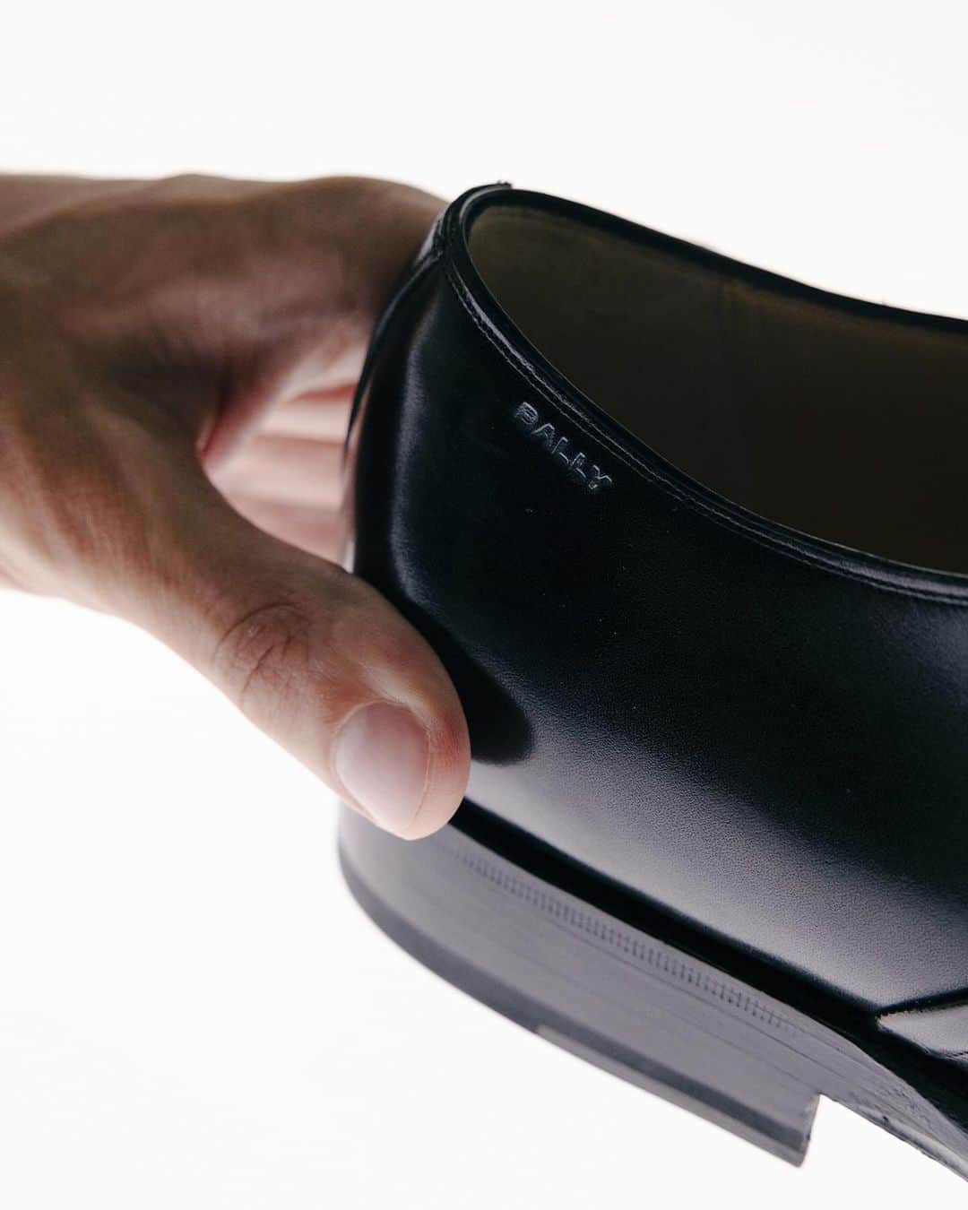 バリーのインスタグラム：「THE FINAL TOUCH  After a final polish by hand, giving a unique mirrored-finish, the Scribe is complete. The result is the ultimate in excellence, timeless style, and uncompromised quality – made with longevity in mind.   #Bally」