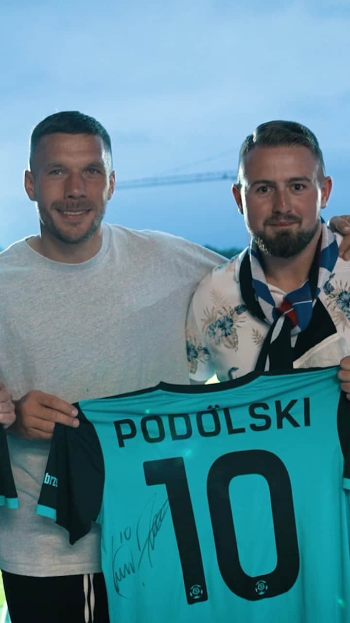 ルーカス・ポドルスキのインスタグラム：「Solche Momente sind einfach unbezahlbar! 😍⚽️ Schau unbedingt bei unserem Newsletter vorbei, damit du keine unserer zukünftigen Gewinnspiele verpasst und ein Teil von unvergesslichen Erlebnissen werden kannst! 💜  #milka #bundesliga #fussball #fcmilka #podolski #momente」