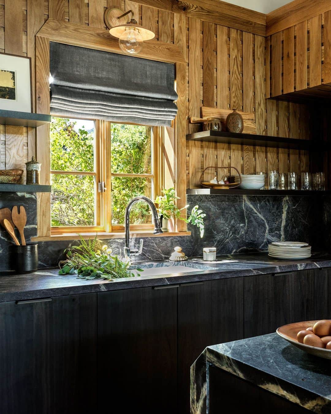 のインスタグラム：「Eat, ski, cook, repeat. This Park City, Utah chalet boasts Swiss and Bavarian influences that felt very traditional—that is, until it came into the hands of ski enthusiasts Julia DeWahl and Dan Romero who turned to Venice, California-based Electric Bowery (@electricbowery) to take the house off-piste. The designers avoided the obvious route of reproducing traditional ski chalet interiors to match the facade and instead opted for a layered look. “When you take the philosophy and methods of construction from varying styles and put them together, you come up with something really new and very personal,” explains Lucia Bartholomew, one of the firm’s founders. Now the only conundrum left is whether to get cozy indoors or hit the slopes.   Click the link in the bio to tour the rest of this non-traditional ski chalet, as featured in our October 2023 issue. Written by @janellezara. Photographed by @chrismottalini.」