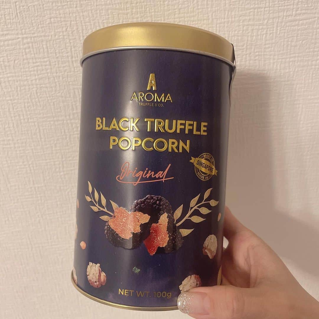 Mayuko Watanabe 渡辺真由子さんのインスタグラム写真 - (Mayuko Watanabe 渡辺真由子Instagram)「シンガポール初のトリュフスナックブランド『AROMA TRUFFLE 』♡ 今年の6月末に日本一号店が銀座シックスにオープンしたんです😄 トリュフの香料だけではなく、イタリアで収穫された最高級のブラックサマートリュフを使用しているので、開けた瞬間の香りがすごく良い🥰✨ 私はトリュフの香りが好きなので、『わぁ✨良い香り💕』と感動しました😍 家では少しずつ食べて楽しみましたが、開ける度にトリュフの香りが漂うので、家での子供が帰ってくるまでのちょっとした1人時間が贅沢な時間になります♡ ただ味も美味しくて1人で食べ始めると止まらなくなるので、皆で食べるのがおすすめかも🤣 友達のお家に遊び（飲みに？笑）に行く時とか手土産にすごく良いと思いました🥰✨トリュフの香りが嫌な人ってあまりいないですから皆に喜んでもらえること間違いなし☺️👍 今度25日、26日に六本木ヒルズで開催される @vio_organic で購入できるそうなので、気になる方はぜひ食べてみてください😍  ■日時 2023年10月25日（水）12:00～18:00　　　　　　 2023年10月26日（木）11:00〜18:00 ■場所 六本木ヒルズ　「ハリウッドホール」 ハリウッドビューティープラザ5階 ※zaraが入っているビルです ■入場：無料（お子様連れOK・ベビーカー可）  ※出店ブランドやイベント情報は「@vio_organic」 にて随時ご紹介。 “優木まおみさん”や”Dream Ayaさん”によるイベントもございます！@aromatruffe @vio_organic #アロマトリュフ#天然トリュフ#無添加ポップコーン#トリュフのギフト#ViOフェス#ViOマルシェ#ヴィオ#pr」10月6日 23時36分 - watanabe_mayuko