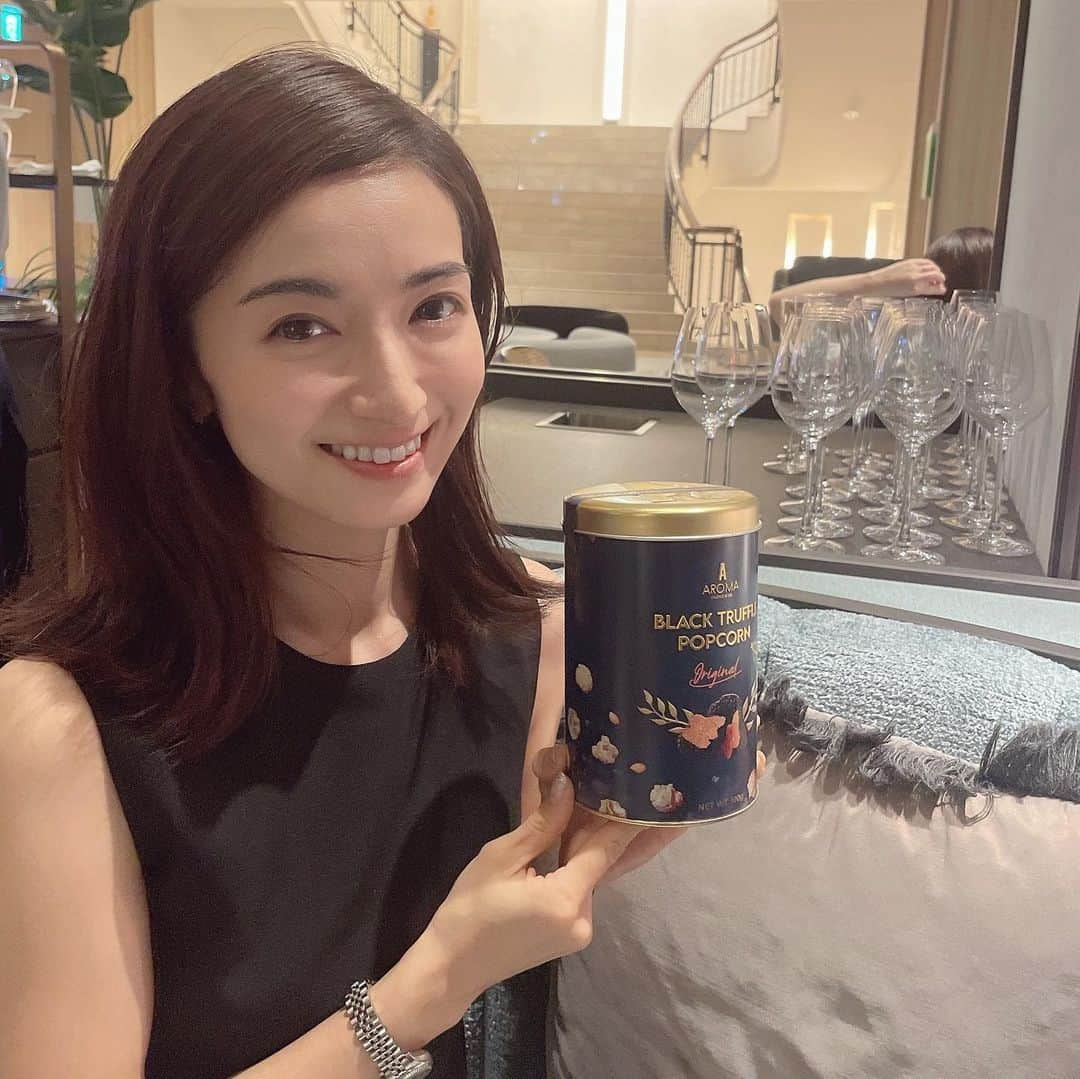 Mayuko Watanabe 渡辺真由子のインスタグラム：「シンガポール初のトリュフスナックブランド『AROMA TRUFFLE 』♡ 今年の6月末に日本一号店が銀座シックスにオープンしたんです😄 トリュフの香料だけではなく、イタリアで収穫された最高級のブラックサマートリュフを使用しているので、開けた瞬間の香りがすごく良い🥰✨ 私はトリュフの香りが好きなので、『わぁ✨良い香り💕』と感動しました😍 家では少しずつ食べて楽しみましたが、開ける度にトリュフの香りが漂うので、家での子供が帰ってくるまでのちょっとした1人時間が贅沢な時間になります♡ ただ味も美味しくて1人で食べ始めると止まらなくなるので、皆で食べるのがおすすめかも🤣 友達のお家に遊び（飲みに？笑）に行く時とか手土産にすごく良いと思いました🥰✨トリュフの香りが嫌な人ってあまりいないですから皆に喜んでもらえること間違いなし☺️👍 今度25日、26日に六本木ヒルズで開催される @vio_organic で購入できるそうなので、気になる方はぜひ食べてみてください😍  ■日時 2023年10月25日（水）12:00～18:00　　　　　　 2023年10月26日（木）11:00〜18:00 ■場所 六本木ヒルズ　「ハリウッドホール」 ハリウッドビューティープラザ5階 ※zaraが入っているビルです ■入場：無料（お子様連れOK・ベビーカー可）  ※出店ブランドやイベント情報は「@vio_organic」 にて随時ご紹介。 “優木まおみさん”や”Dream Ayaさん”によるイベントもございます！@aromatruffe @vio_organic #アロマトリュフ#天然トリュフ#無添加ポップコーン#トリュフのギフト#ViOフェス#ViOマルシェ#ヴィオ#pr」