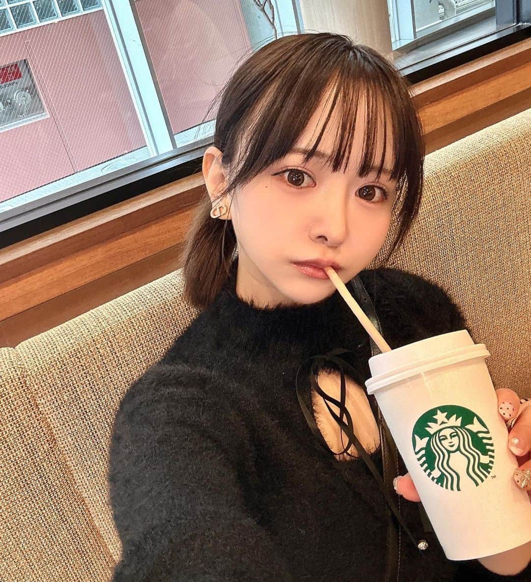 平松可奈子さんのインスタグラム写真 - (平松可奈子Instagram)「秋めいて参りました🍂 秋服大好きなので毎日 心がときめいてます💓💓  ご飯が美味しい季節😋 しいたけ狩りした時の椎茸で 久しぶりに自炊しました♡  白い恋人って パッケージがとても可愛い。 めちゃくちゃ可愛い。  #starbucks  #食欲の秋 #かなかなキッチン #しいたけ　#白い恋人」10月6日 23時37分 - 11kanaco14