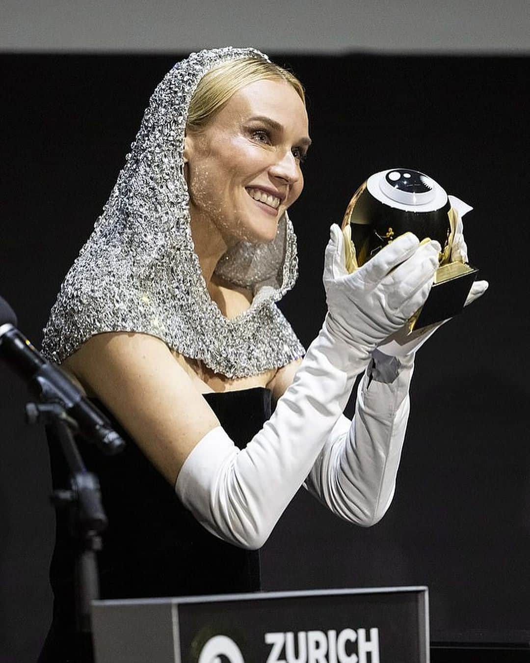 ステファンローランさんのインスタグラム写真 - (ステファンローランInstagram)「Diane Kruger receiving the Golden Eye Award in Zurich.   #StephaneRolland #HauteCouture #FW23」10月6日 23時37分 - stephanerolland_paris