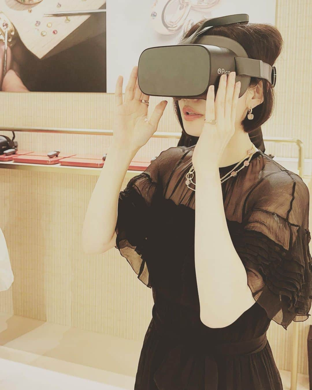 川上未映子さんのインスタグラム写真 - (川上未映子Instagram)「・ こちらは制作過程をVRで体験できるブース！ 動画はストリーズで！ #pomellato#ポメラート @pomellato」10月6日 23時41分 - kawakami_mieko