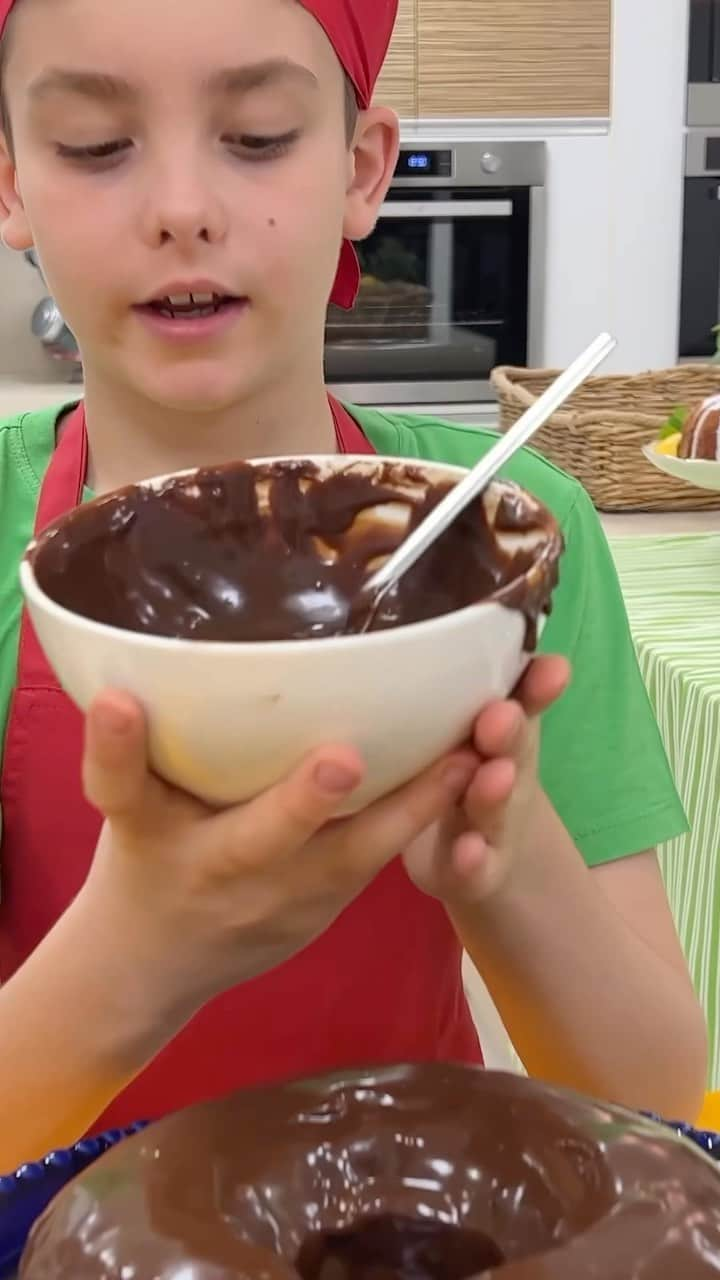 Ana Hickmannのインスタグラム：「Estou passando o bastão 👑!!!! A receita de hoje foi feita por um chefe de cozinha super renomado 👨🏼‍🍳. Isso mesmo, o Alezinho fez seu bolo de chocolate preferido para comemorar o Dia das Crianças que tá chegando 🍰🍫. Sou suspeita para falar, mas ficou maravilhoso 😋  Todos os ingredientes e o passo a passo estão no meu canal, em Youtube.com/AnaHickmann  Bora assistir!!!   #Receita #Bolodechocolate #Chocolate #youtube」