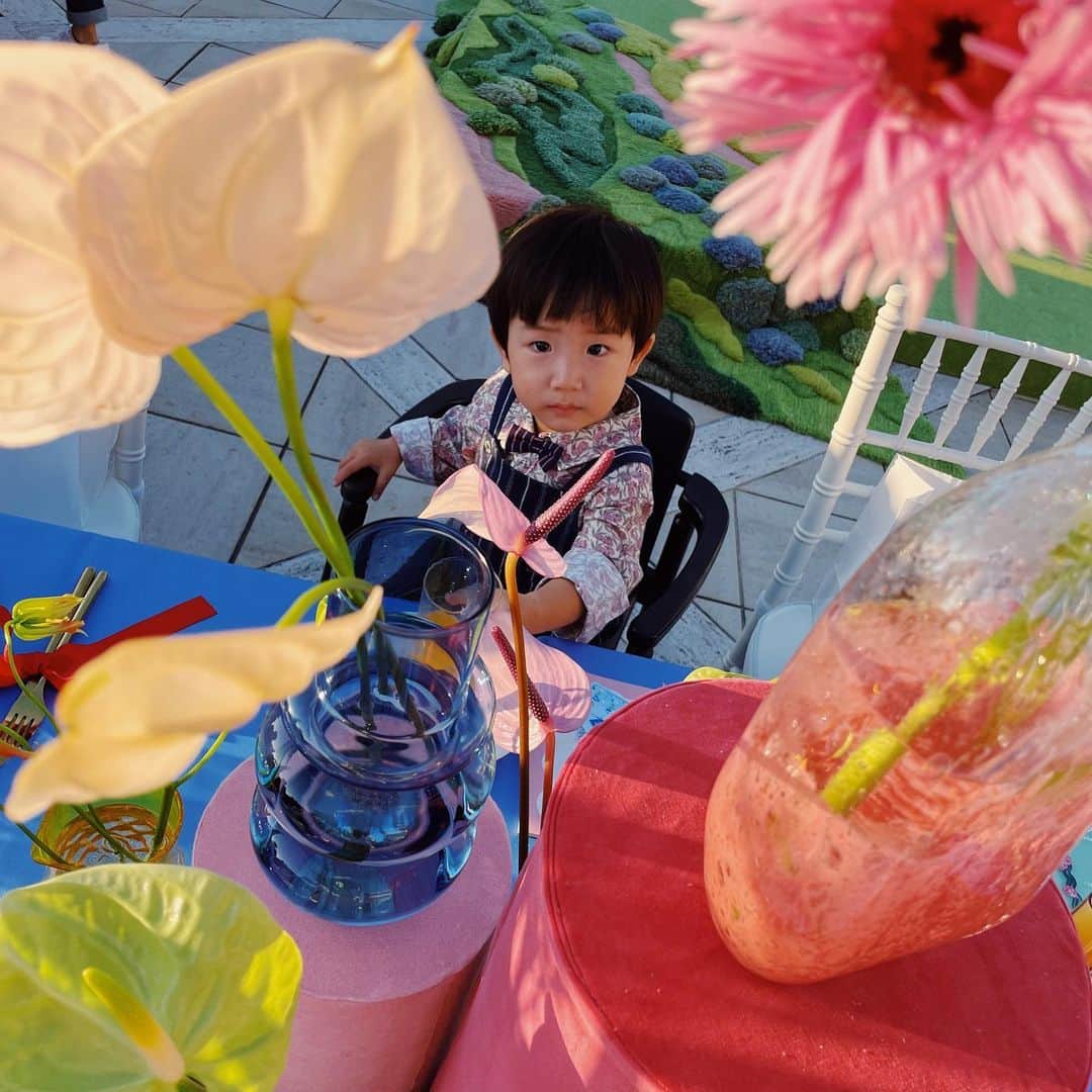 さえりさんのインスタグラム写真 - (さえりInstagram)「素敵すぎるあさぎーにょちゃんのウエディング👰‍♀️ファンタジックでお伽話のように作り込まれた会場に、美しすぎるぎーにょ🥲たっぷりのお花にサプライズ花火まであって、本当に夢みたいだった。  (ぎにょとダーンのセットの写真を撮ってしまったせいで載せられるものが少ないので😂、すてきすてきすてきな会場と、ぎにょのドレスの様子は、ぜひぎーにょ(@asagiinyo )の投稿や、チャンネルで。ほんとに…人生最大の…素敵な結婚式だったしぎにょしか着られない美しすぎるドレスだったからまじで見て…!)  ぎにょの作る世界観が大好きだし、何よりそのエネルギーを尊敬していて、心のどこかにいつもぎにょがいて「ワクワクしてる？」って、かなりの頻度で私に問いかけてくる感覚もある。人柄もまっすぐで、会うたびにそのまっすぐさに心打たれて、私に影響を与えてくれるぎにょ。パートナーのダーンも、本当に素敵で大好き。愛が深くて、ピュアで、ぎにょを心底褒めるのを横で聴いている時、心から幸せになれる。  まっすぐで、素直で、エネルギッシュで、ポジティブで、やさしくて細やかなぎにょが、本当に大好きで、大尊敬。これからもワクワクを、2人で紡いで、私たちに夢をみせてね。  急遽お子太郎との参戦になって、2人でピンクコーデ。新幹線や電車タクシーを乗り継ぎ、初めての2人の小旅行。たのしかった。お子太郎も行く前から「ぎにょに会いに行くの？ぎにょはどこ？」と楽しみにしてたみたい。こんなに素敵な結婚式に参列させてもらえてよかったねお子太郎。」10月6日 23時51分 - n908sa