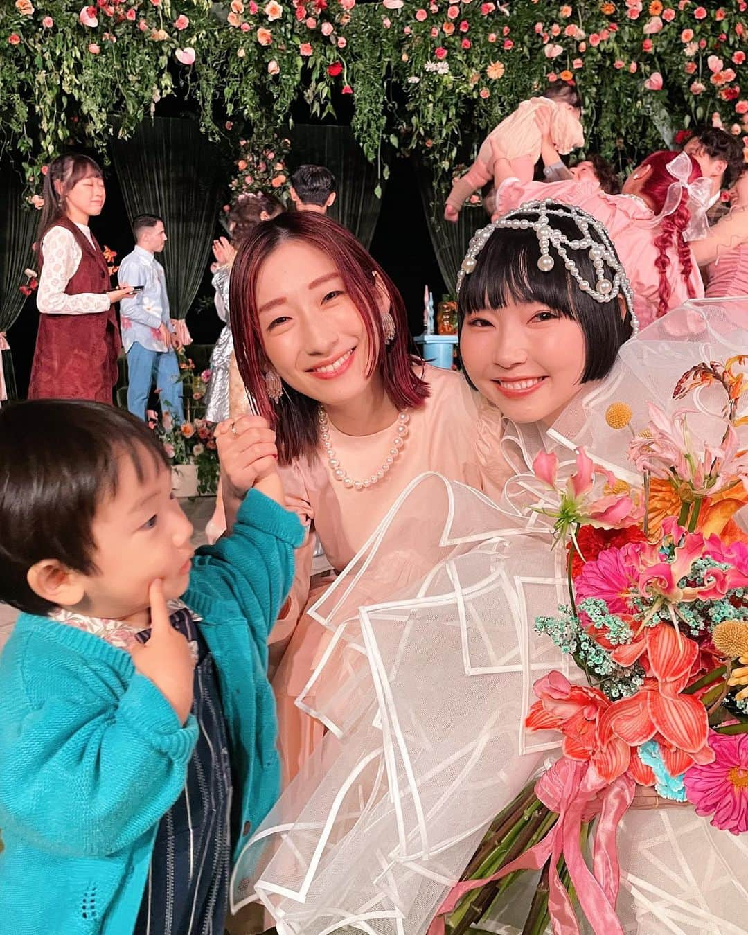 さえりさんのインスタグラム写真 - (さえりInstagram)「素敵すぎるあさぎーにょちゃんのウエディング👰‍♀️ファンタジックでお伽話のように作り込まれた会場に、美しすぎるぎーにょ🥲たっぷりのお花にサプライズ花火まであって、本当に夢みたいだった。  (ぎにょとダーンのセットの写真を撮ってしまったせいで載せられるものが少ないので😂、すてきすてきすてきな会場と、ぎにょのドレスの様子は、ぜひぎーにょ(@asagiinyo )の投稿や、チャンネルで。ほんとに…人生最大の…素敵な結婚式だったしぎにょしか着られない美しすぎるドレスだったからまじで見て…!)  ぎにょの作る世界観が大好きだし、何よりそのエネルギーを尊敬していて、心のどこかにいつもぎにょがいて「ワクワクしてる？」って、かなりの頻度で私に問いかけてくる感覚もある。人柄もまっすぐで、会うたびにそのまっすぐさに心打たれて、私に影響を与えてくれるぎにょ。パートナーのダーンも、本当に素敵で大好き。愛が深くて、ピュアで、ぎにょを心底褒めるのを横で聴いている時、心から幸せになれる。  まっすぐで、素直で、エネルギッシュで、ポジティブで、やさしくて細やかなぎにょが、本当に大好きで、大尊敬。これからもワクワクを、2人で紡いで、私たちに夢をみせてね。  急遽お子太郎との参戦になって、2人でピンクコーデ。新幹線や電車タクシーを乗り継ぎ、初めての2人の小旅行。たのしかった。お子太郎も行く前から「ぎにょに会いに行くの？ぎにょはどこ？」と楽しみにしてたみたい。こんなに素敵な結婚式に参列させてもらえてよかったねお子太郎。」10月6日 23時51分 - n908sa