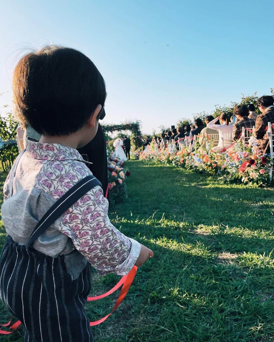 さえりさんのインスタグラム写真 - (さえりInstagram)「素敵すぎるあさぎーにょちゃんのウエディング👰‍♀️ファンタジックでお伽話のように作り込まれた会場に、美しすぎるぎーにょ🥲たっぷりのお花にサプライズ花火まであって、本当に夢みたいだった。  (ぎにょとダーンのセットの写真を撮ってしまったせいで載せられるものが少ないので😂、すてきすてきすてきな会場と、ぎにょのドレスの様子は、ぜひぎーにょ(@asagiinyo )の投稿や、チャンネルで。ほんとに…人生最大の…素敵な結婚式だったしぎにょしか着られない美しすぎるドレスだったからまじで見て…!)  ぎにょの作る世界観が大好きだし、何よりそのエネルギーを尊敬していて、心のどこかにいつもぎにょがいて「ワクワクしてる？」って、かなりの頻度で私に問いかけてくる感覚もある。人柄もまっすぐで、会うたびにそのまっすぐさに心打たれて、私に影響を与えてくれるぎにょ。パートナーのダーンも、本当に素敵で大好き。愛が深くて、ピュアで、ぎにょを心底褒めるのを横で聴いている時、心から幸せになれる。  まっすぐで、素直で、エネルギッシュで、ポジティブで、やさしくて細やかなぎにょが、本当に大好きで、大尊敬。これからもワクワクを、2人で紡いで、私たちに夢をみせてね。  急遽お子太郎との参戦になって、2人でピンクコーデ。新幹線や電車タクシーを乗り継ぎ、初めての2人の小旅行。たのしかった。お子太郎も行く前から「ぎにょに会いに行くの？ぎにょはどこ？」と楽しみにしてたみたい。こんなに素敵な結婚式に参列させてもらえてよかったねお子太郎。」10月6日 23時51分 - n908sa