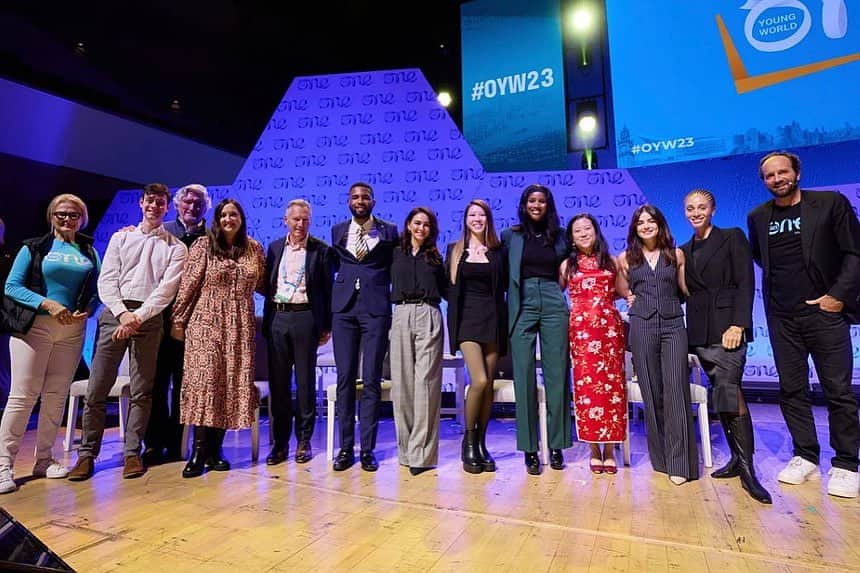 ルーシー・ヘイルのインスタグラム：「An honor to attend and speak at the @oneyoungworld summit. Thank you for having me and allowing a safe space to share my story. I am truly inspired and in awe of the people in this photo. They are actively making the world a more accepting, loving, and kind place by being advocates within the mental health space. There is strength in being exactly who we are ♥️」