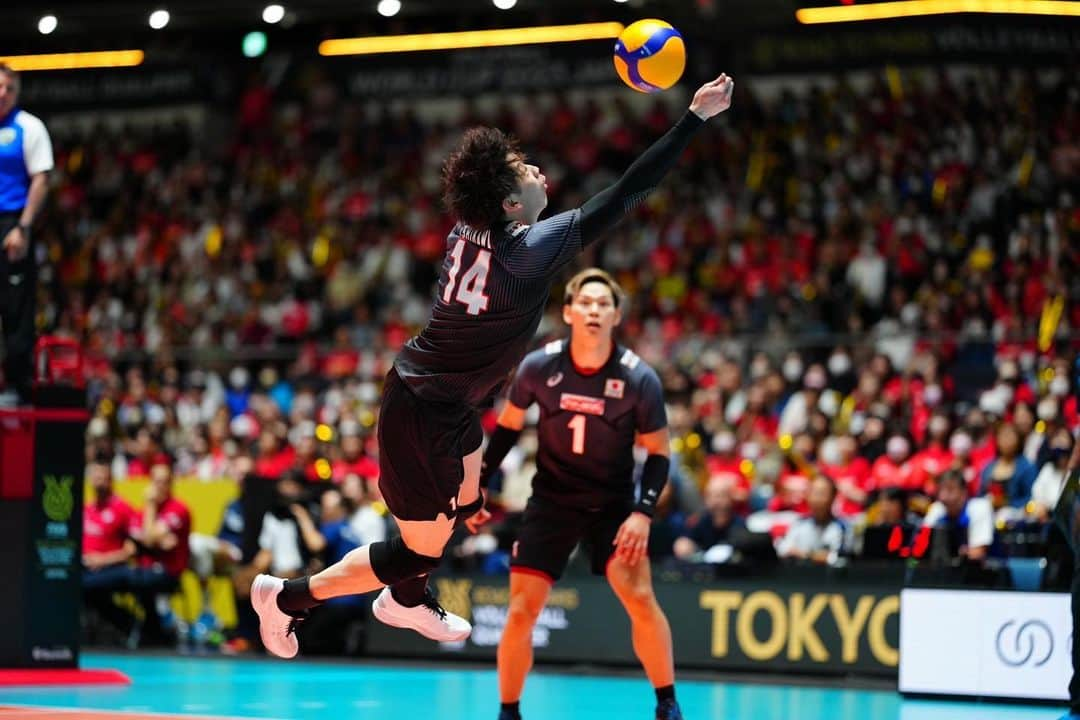 フジテレビ★バレーボールさんのインスタグラム写真 - (フジテレビ★バレーボールInstagram)「．  「FIVBパリ五輪予選/ワールドカップバレー2023」男子 第5️⃣戦  今夜から勝負の3連戦‼️ 5戦目の相手はヨーロッパの強豪セルビア🇷🇸  1セット目から #西田有志 選手のサービスエースで流れを掴み、 勢いそのままに3戦連続のストレート勝利👍 明日にもパリ五輪出場が決まる可能性アリ🔥  「世界はこの男たち🇯🇵をどう止める？」 皆さん引き続き声援を送りましょう❗️📣 次戦は、あすスロベニア戦🇸🇮  🇯🇵日本 3-0 セルビア🇷🇸 (25-17 25-14 25-22)  #ココで決める #龍神NIPPON  #ALLforPARIS #男子日本代表 #バレーボール」10月6日 23時55分 - fujitv_volleyball