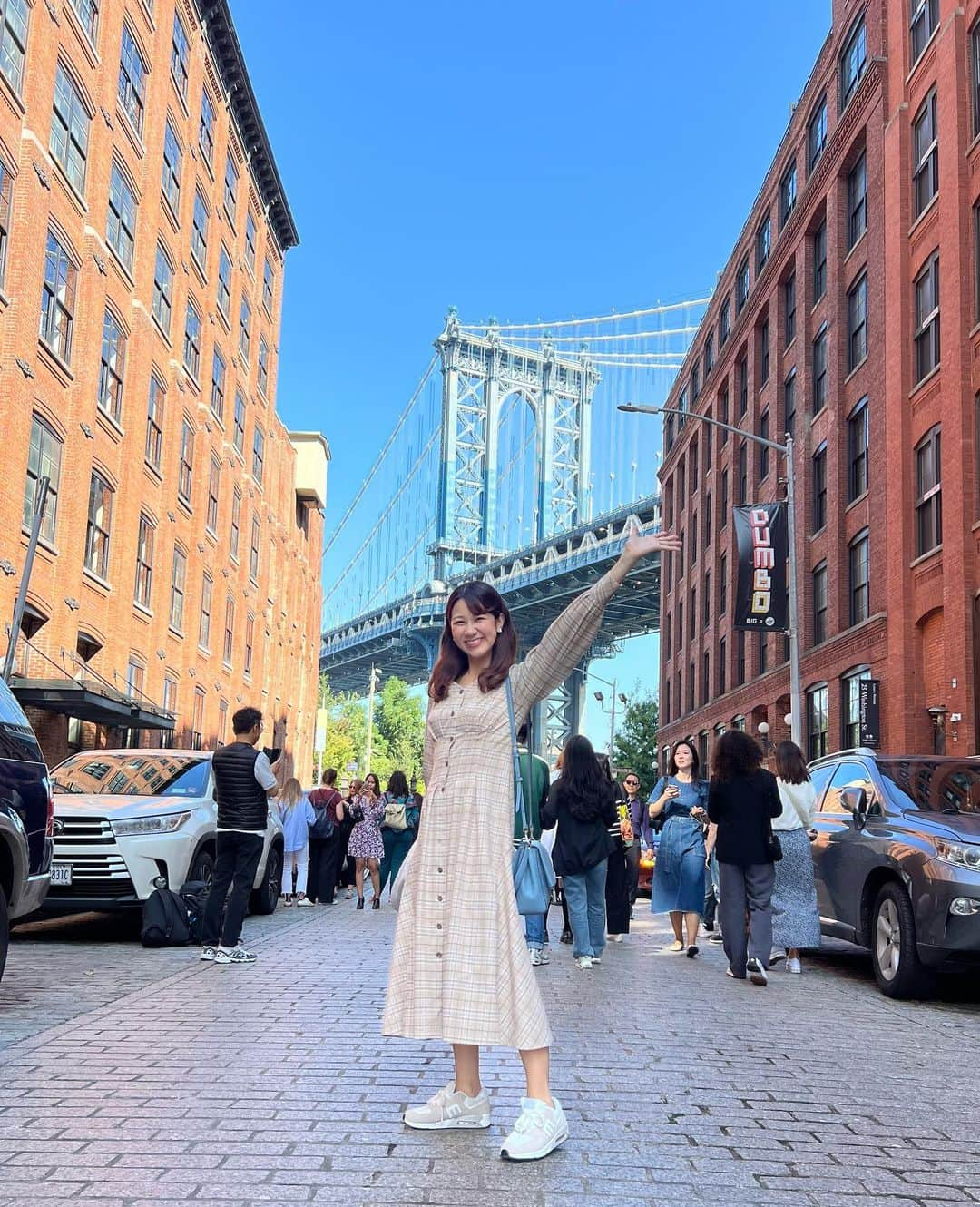 荒木優里さんのインスタグラム写真 - (荒木優里Instagram)「🌼 DUMBOを散策〜😄❣️  建物の間から見えるマンハッタンブリッジも しっかり撮影📸✨ 人気スポットは人が集まっているので見つけやすいっっ👀🩷  おしゃれな街並みの中に かわいい雑貨屋やカフェなどがたくさんあって 何度行っても楽しめそう〜🍀  #brooklyn #dumbo #ブルックリン #アメリカ生活 #アメリカ暮らし #ニューヨーク #ニューヨーク生活  #ニューヨーク暮らし #ニューヨーク在住 #Newyork #NYC #NY #アメリカ在住日本人 #帯同妻 #渡米記録 #海外生活 #travel #trip #旅行好き #アナウンサー #フリーアナウンサー #荒木優里 #荒木優里のゆるりアメリカ生活」10月6日 23時58分 - yuriaraki0726