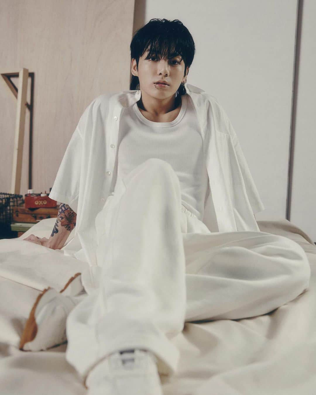 BTSのインスタグラム：「#정국 #JungKook 'GOLDEN' Concept Photo - SOLID  #JungKook_GOLDEN」