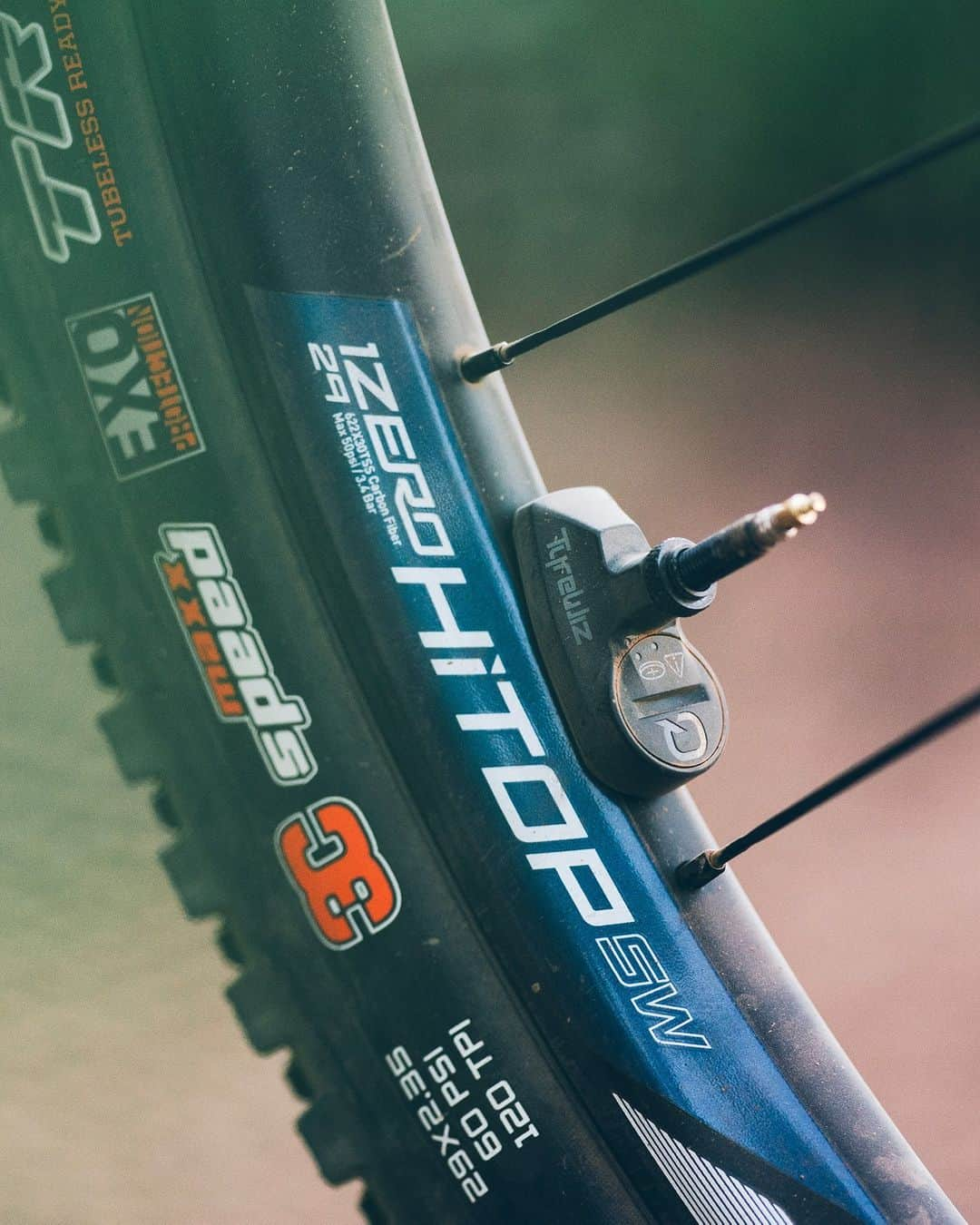 Zipp Speed Weaponryのインスタグラム：「Cross Country. Down Country. The Zipp 1ZERO HITOP SW is your passport to high speed shredding. Whether you're chasing KOMs on Saturday or chasing the podium on Sunday, the Zipp 1ZERO HITOP SW will get you there faster. . Buy now at the LINK IN BIO and learn how 1ZERO HITOP SW is making XC faster.  📸 @the4color」