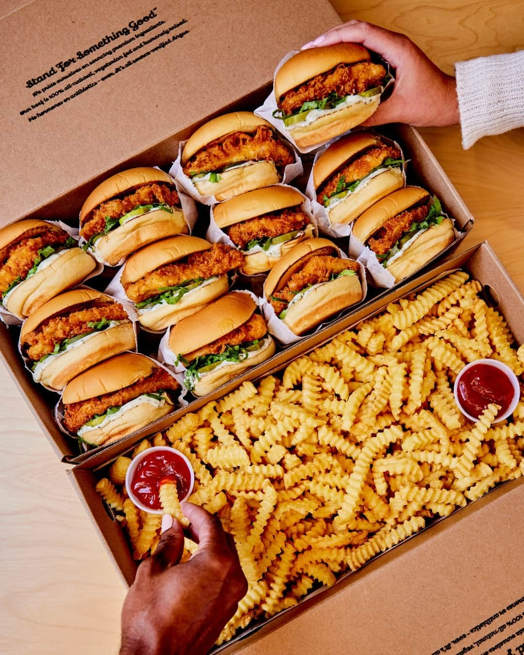 SHAKE SHACKのインスタグラム：「Weekend lineup: your friends, the game, and a large order of crinkle cuts.   Order boxes of ShackBurgers, Chicken Shacks, and Crinkle Cuts on the Shack App + automatically become the best host. 🏈」