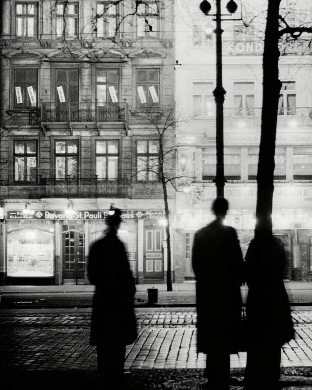 Magnum Photosのインスタグラム：「Into the night 🌚⁠ ⁠ As the sun fades beyond the horizon, new tapestries of light, color and shadow reveal themselves as photographic possibilities.⁠ ⁠ In @herbert_list’s photograph from 1932, the mystery of the night is ever-present as flickering silhouettes haunt a Hamburg street scene.⁠ ⁠ An empty laundromat serves as an ominous beacon in the darkness in @alessandra_sanguinetti’s series Some Say Ice, which explores the noir macabre of the American Midwest.⁠ ⁠ In an image by Trent Parke (@chillioctopus), towering cranes stand monolithic against brooding hues of purple and blue in a study of the industrial landscape surrounding Adelaide, Australia.⁠ ⁠ Two images featured in this carousel will be available to purchase as estate-stamped or signed 6x6 prints in the upcoming Square Print Sale from October 16-22.⁠ ⁠ Comment your favorite👇⁠ ⁠ PHOTOS (left to right):⁠ ⁠ (1) Reeperbahn 33-35 by night. Hamburg. Germany. 1932. © @herbert_list / Magnum Photos⁠ ⁠ (2) From the series, Midnight at the Crossroads. Exu is many times understood as a devil or a joker with playful and annoying interventions. In Brazil, his characterization with a young bohemian man has become a symbol of the city of Rio de Janeiro. Brazil. © Cristina @lademiddel / Magnum Photos & @brujomorais ⁠ ⁠ (3) Mexico. 1998. © @antoinedagata / Magnum Photos⁠ ⁠ (4)A migrant stands in a cornfield while clashes continue with Greek security forces near the border. Edirne. Turkey. 2020. © @emin_ozmen / Magnum Photos⁠ ⁠ (5) Fillmore St. Black River Falls. WI. USA. 2021. © @alessandra_sanguinetti / Magnum Photos⁠ ⁠ (6) Chinese new year festivities. Town of Wenzhou. Province of Zheijiang. China. 1991. © Patrick @pzachmann / Magnum Photos⁠ ⁠ (7) Alexandria. Egypt. 1993. © @harry_gruyaert / Magnum Photos⁠ ⁠ (8) An Iranian woman walks through a haze of smoke caused by the burning of the herb esfand. According to popular belief, this ritual drives away the evil eye. Iran. 2015. © @newshatavakolian / Magnum Photos⁠ ⁠ (9) From the series, The Crimson Line. Adelaide. Australia. 2019. © Trent Parke (@chillioctopus) / Magnum Photos⁠ ⁠ (10) Bernal at Night. New Mexico. USA. 2016. © @gregoryhalpern / Magnum Photos」