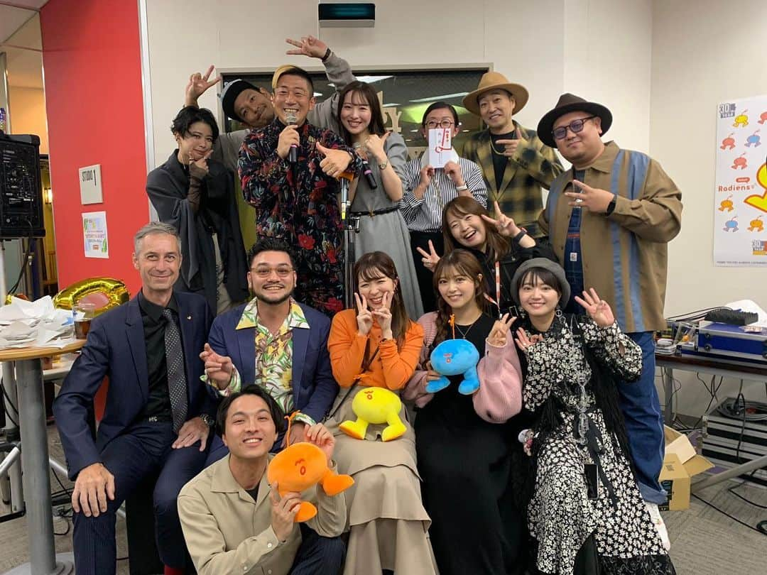 小林拓一郎のインスタグラム：「今日はZIP-FM30周年の記念パーティーでした🎉  とっても良い雰囲気で、久しぶりにお会いする関係者の方々も多く、  色々エモかったですね  2枚目の写真は、後ろから押されました  犯人はわかってるんです  トトロのアイマスクをつけています  この人物を見かけたら、皆さん、お気をつけください⚠️  #zip30th」