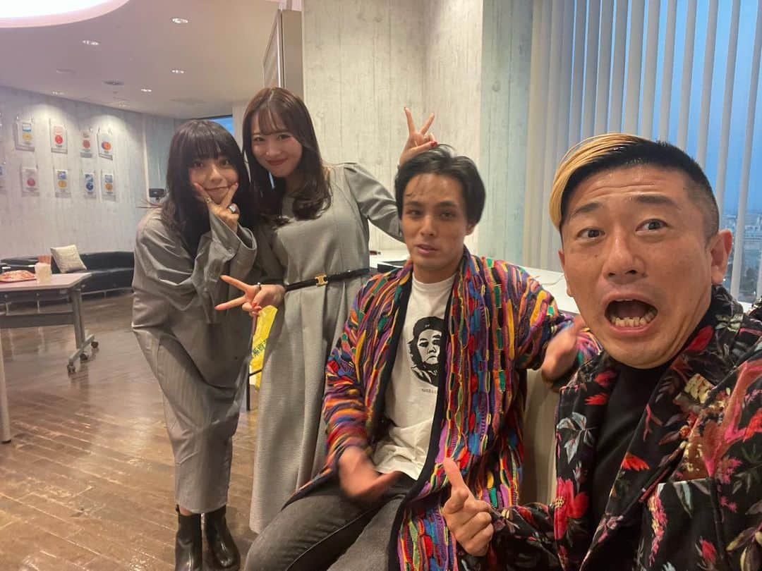 小林拓一郎さんのインスタグラム写真 - (小林拓一郎Instagram)「今日はZIP-FM30周年の記念パーティーでした🎉  とっても良い雰囲気で、久しぶりにお会いする関係者の方々も多く、  色々エモかったですね  2枚目の写真は、後ろから押されました  犯人はわかってるんです  トトロのアイマスクをつけています  この人物を見かけたら、皆さん、お気をつけください⚠️  #zip30th」10月7日 0時02分 - kobataku33