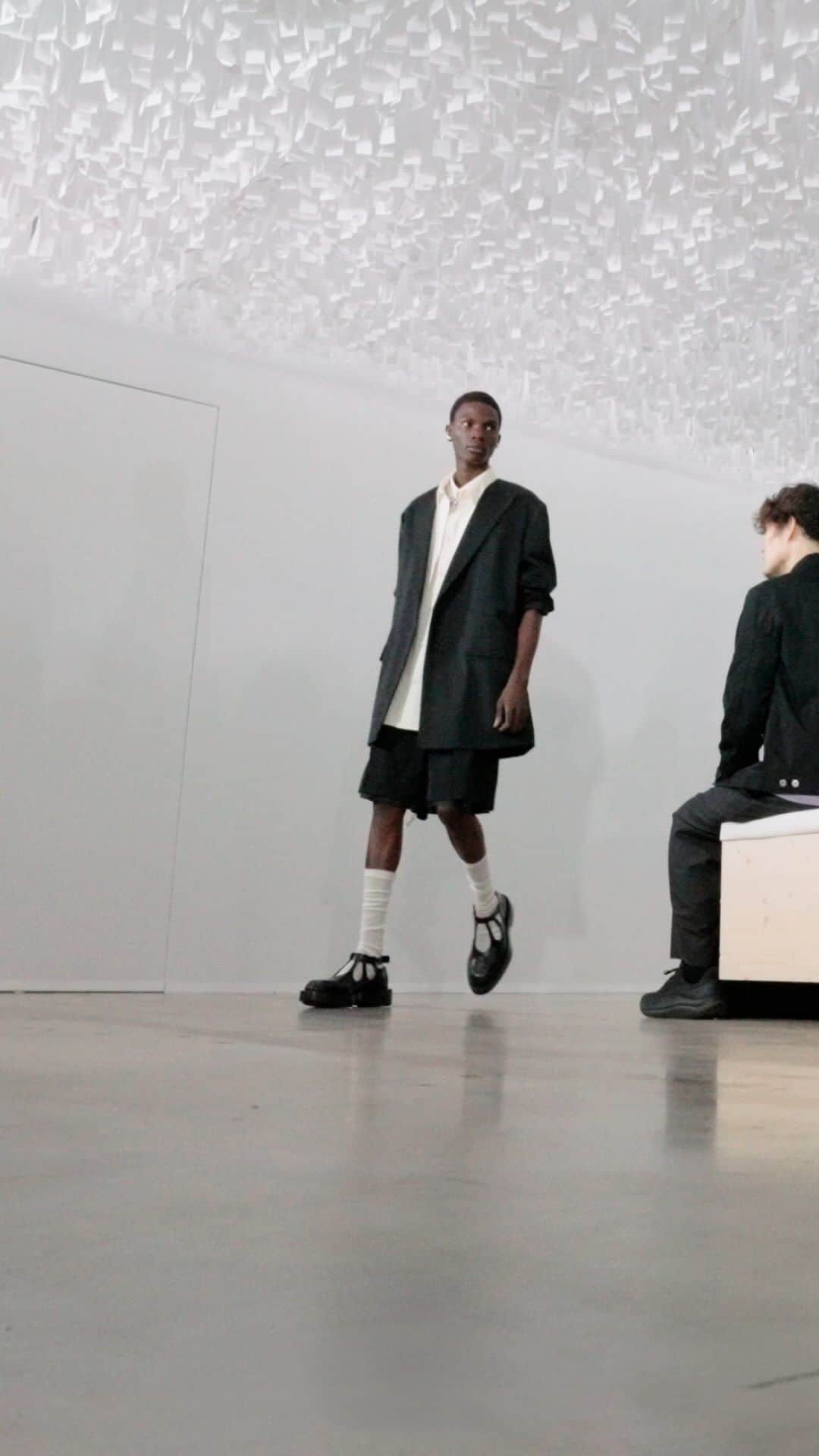 ジルサンダーのインスタグラム：「#JILSANDER  Women’s and Men’s Spring/Summer 2024 Watch the full show on jilsander.com   #JilSanderbyLucieandLukeMeier」