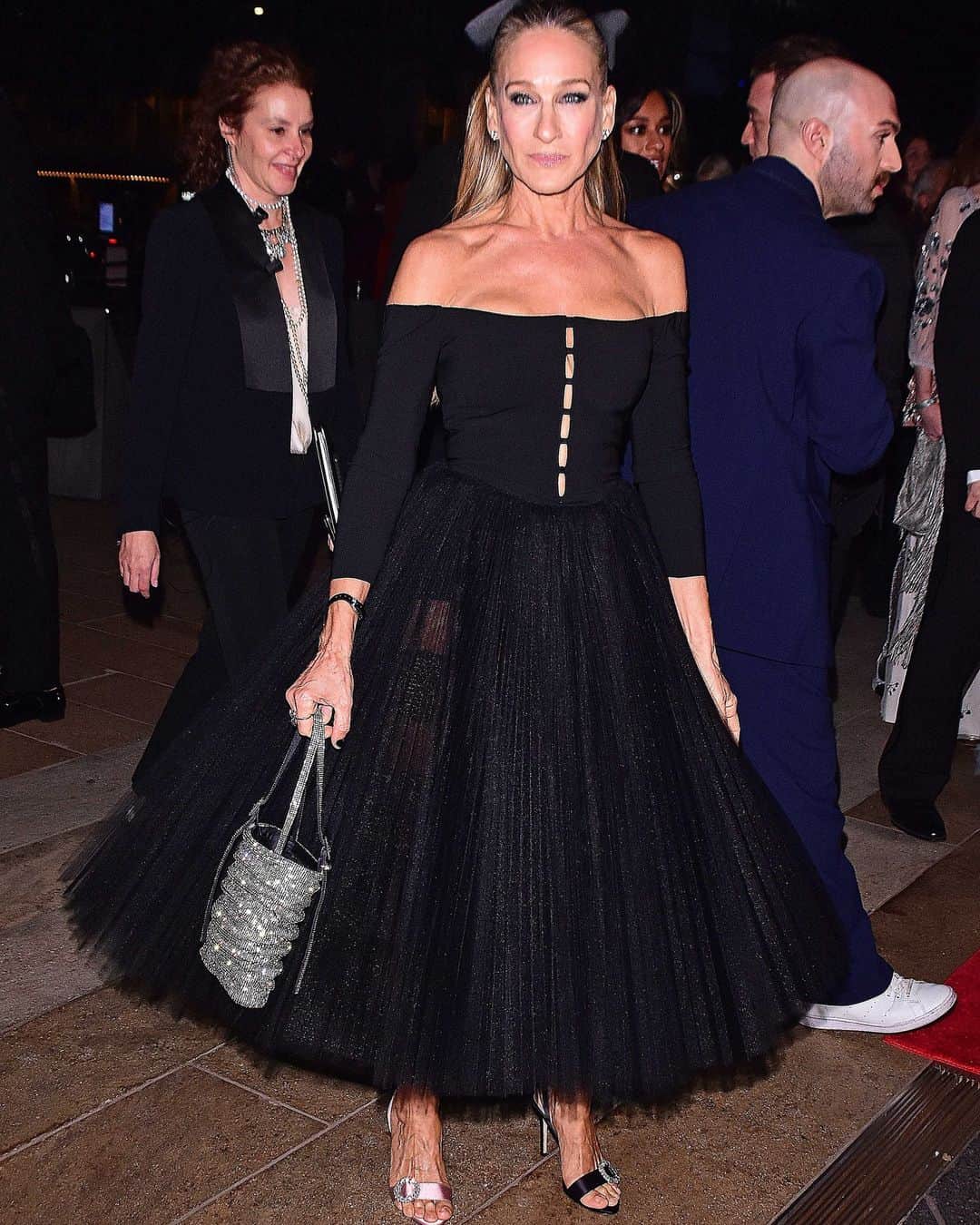 Harper's BAZAARさんのインスタグラム写真 - (Harper's BAZAARInstagram)「@sarahjessicaparker put a sophisticated spin on balletcore as she attended the New York City Ballet’s 2023 Fall Gala last night. In attendance with husband Matthew Broderick, the #SexAndTheCity star opted for a little black dress from @carolinaherrera with a matching hair bow for the occasion. The cherry on top? Mismatched silky sandals. See more of the look at the link in bio.」10月7日 0時04分 - harpersbazaarus