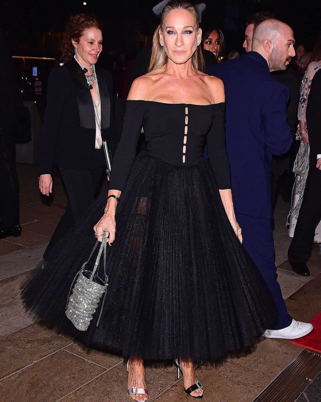 Harper's BAZAARのインスタグラム：「@sarahjessicaparker put a sophisticated spin on balletcore as she attended the New York City Ballet’s 2023 Fall Gala last night. In attendance with husband Matthew Broderick, the #SexAndTheCity star opted for a little black dress from @carolinaherrera with a matching hair bow for the occasion. The cherry on top? Mismatched silky sandals. See more of the look at the link in bio.」