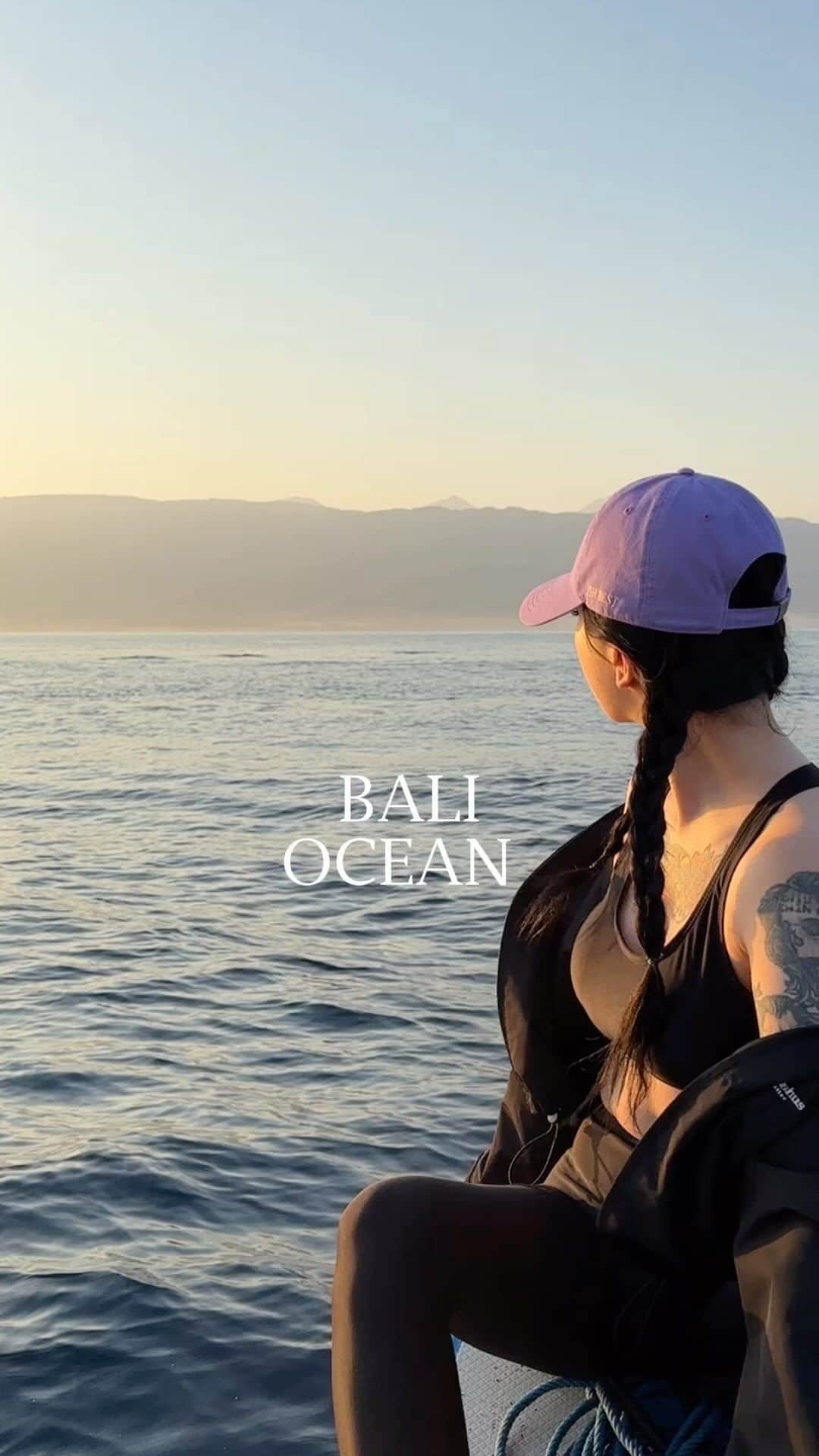 Abby Chenのインスタグラム：「🐬🌅🌊❤️‍🔥」