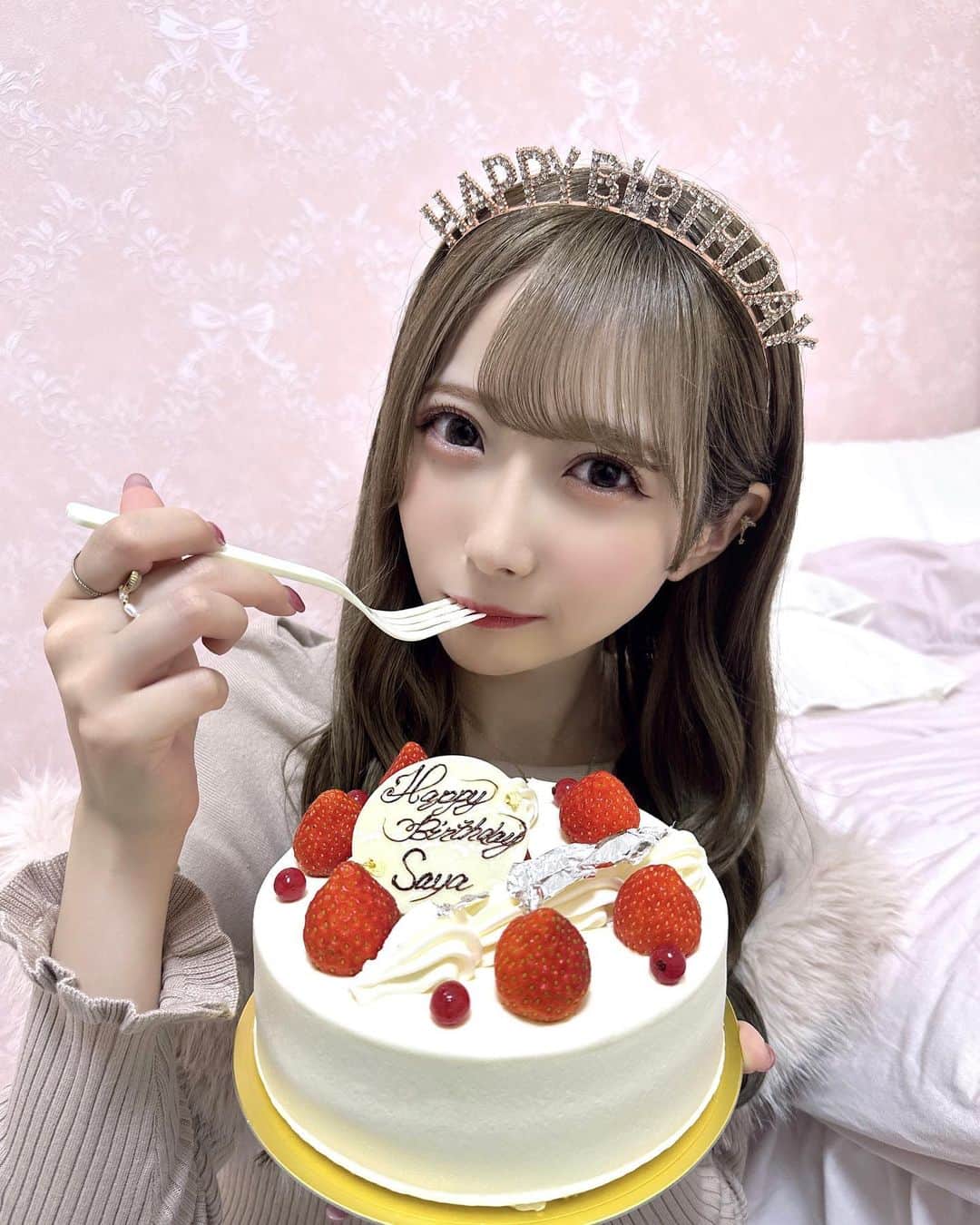 谷崎早耶のインスタグラム：「🎂🎀  24歳になりました〜❕❕  24歳はいろんなことに挑戦したいし、 みなさんのことたくさんしあわせにしたいです☺️🌸  笑顔溢れる1年にできるようがんばります…！！ いつもありがとう♡♡  2023.10.07」