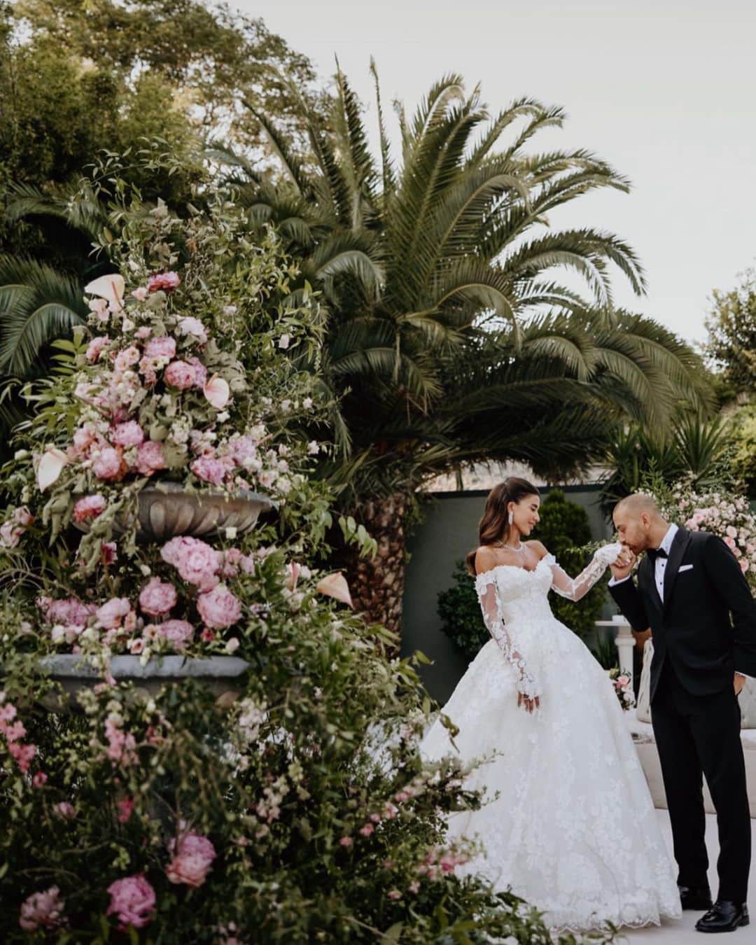 Monique Lhuillierのインスタグラム：「Fairytale Come True 🌸🌸 #moniquelhuillier #mlbride」