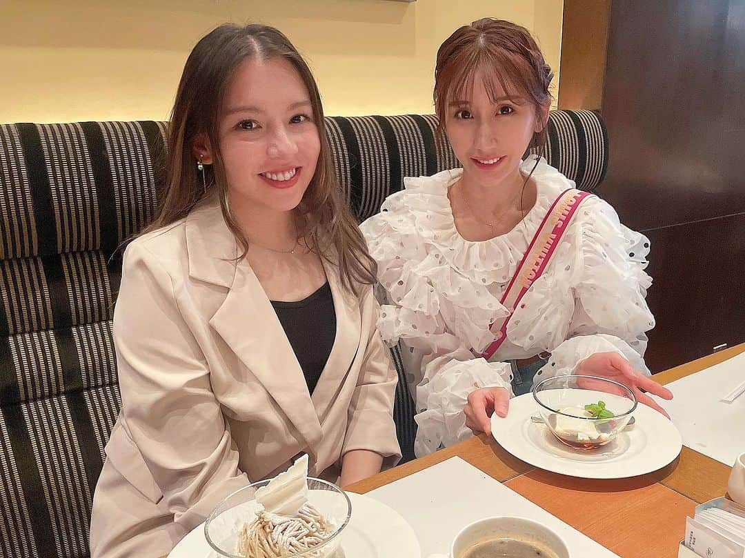 アイシスのインスタグラム：「この前はるちゃんと久々ランチした！ 何年経っても、腹心の友、です🥹  #friendship #はるちゃんありがとう #素敵ランチ #腹心の友 #赤毛のアン #だいすき #🫶」