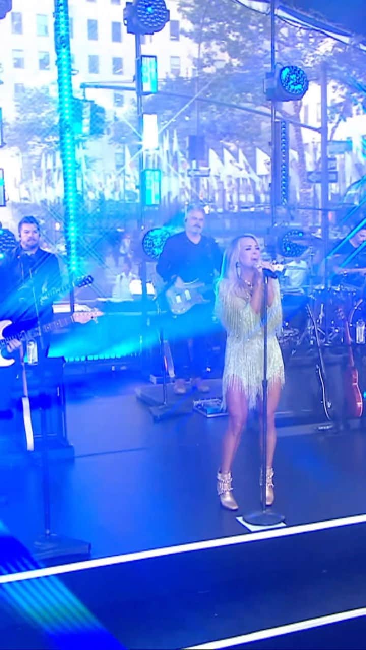 キャリー・アンダーウッドのインスタグラム：「Flashing back to our performance of #TakeMeOut on the @todayshow! Check it out! (*link in bio) 💜💎#FlashbackFriday #DenimAndRhinestones #DeluxeEdition」