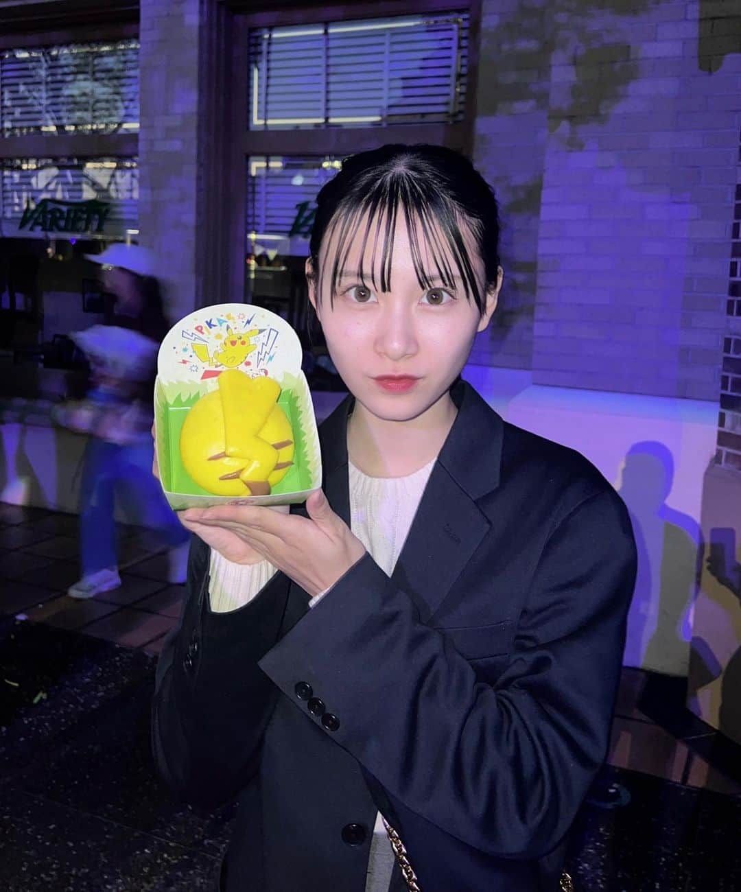 のインスタグラム：「ピッピッカチュウ⚡️🤍  中身は、ピザまんでした〜🍕  ほんと肌寒くなってきてジャケット必須だなと感じた日でした🍁🍄🍃」