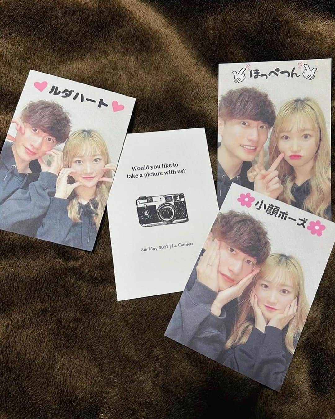 ハナユメさんのインスタグラム写真 - (ハナユメInstagram)「結婚式当日、ゲストの皆さんと集合写真を撮るときのポーズ…迷いますよね👀  そんな時に大活躍するのが「ポーズカード」✨  このお助けカードを使えば、ゲストの皆さんも大盛り上がり🎉アバターを使ったり、おふたりの写真やイラストを使ったカードが人気です💘  *…*…*…*…*…*…*…*…*…*…*…*… ⁡ 📷photo by   @yaku0118 さん @____karoom さん @_wd.s_ さん h_wedding0321 さん @mk3_0715 さん @ma_wd_0722 さん @ri___wd0603 さん @t20k_wd さん @wd__hrk1217 さん @a_wd__ さん  素敵なお写真ありがとうございました🙇‍♀️ ⁡ *…*…*…*…*…*…*…*…*…*…*…*… ⁡ 💎ハナユメに幸せをシェアしてね #ハナユメ を付けて投稿してくださった方はご紹介させていただくかも！@hanayume_wedding　フォロー・コメントお待ちしています🙌🏻💕 ⁡ 💎式場探しに迷ったらハナユメ♡ こんな素敵な結婚式をしたい！と思ったら、ハナユメにお任せ💛ハナユメウエディングデスクでアドバイザーに相談してみてね💁‍♀️💓投稿を保存して、アドバイザーに見せるとスムーズですよ✨ ⁡ 💎ハナユメが叶えたいこと 叶えたいのは「1組でも多くのカップル様に理想の結婚式のきっかけを」皆さまのお力になれるよう全力でサポートします🕊  #ハナユメ#ポーズカード#テーブルラウンド#ウェディングフォト#ポーズ写真#集合写真」10月9日 6時00分 - hanayume_wedding