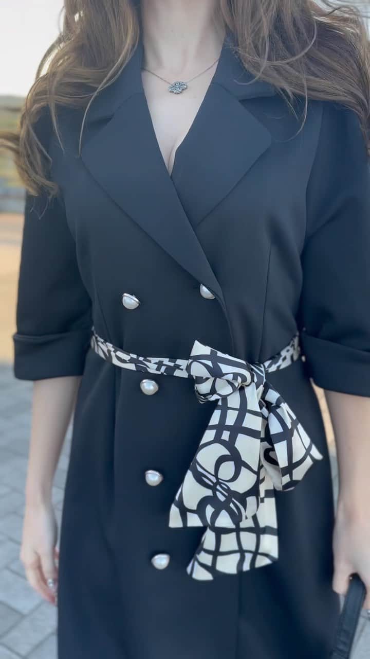 のインスタグラム：「大人綺麗めなコーデ🙊🖤 トレンチ🧥コート可愛い😍🖤  この日は風強すぎた🌪️笑  #ママコーデ#トレンチコート#コーデ#リール#リール動画 #code#ootd#sexy#reels#onepiece#likeforlike#likeforlikes#l4l#instalike#f4f#like#followforfollowback#follow」