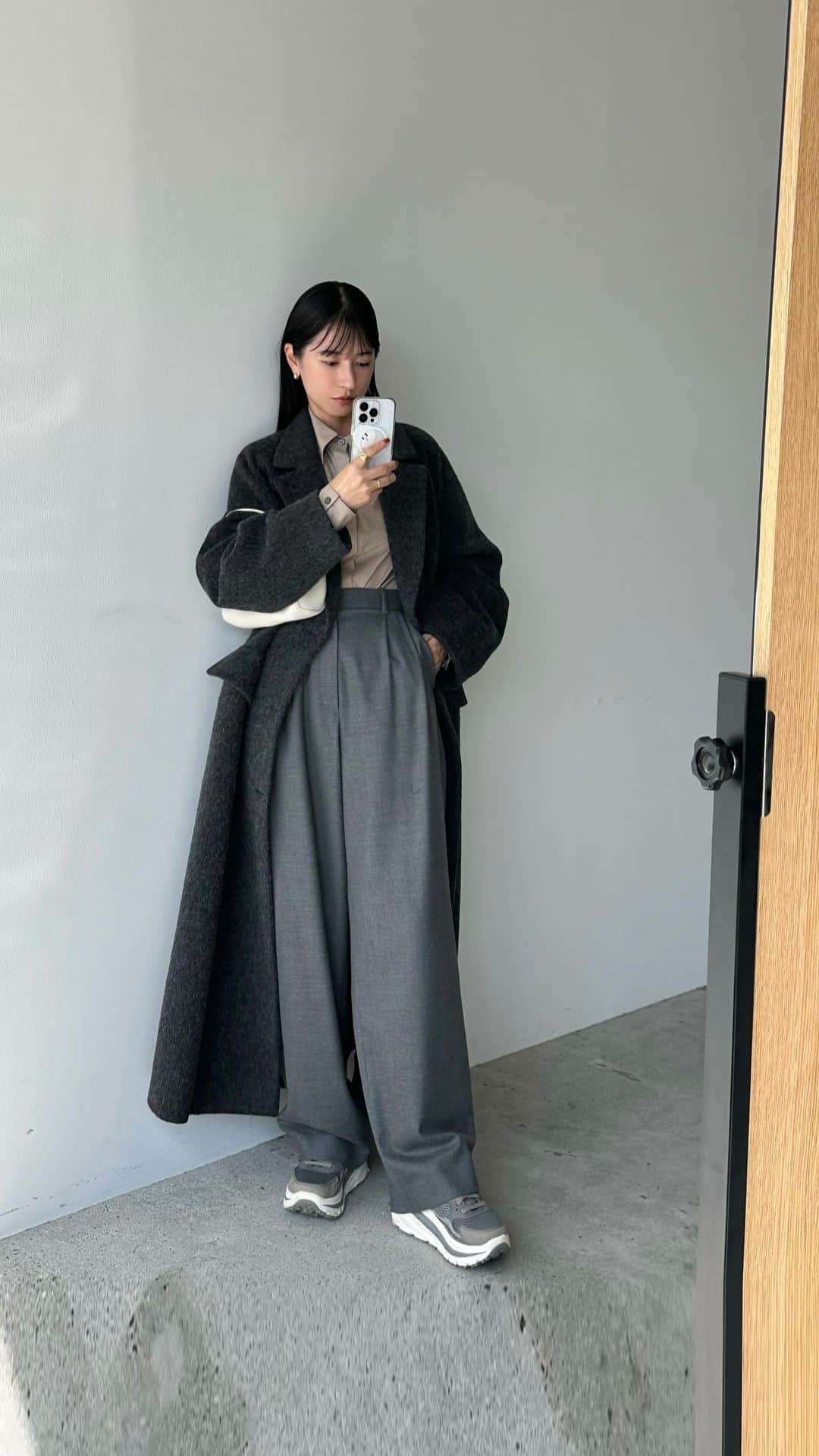 松本恵奈のインスタグラム：「いよいよ来週10月11日(水)より福岡POPUPSTOREが始まります✨  今回は先行で入るラインナップをまとめてインスタライブで紹介しました🥰 CLANE×CAFUNE' のコラボレーションバッグも先行で発売になる他、10月13日(金)と17日(火)の新作も一足お先に店頭に並びます☺️  福岡POPUPSTORE先行発売アイテム ■ SATIN SLACKS PANTS ■ 3WAY ZIP SET ONEPIECE ■ ROLL NECK WIDE SHIRT ■ NO COLLAR VOLUME ECO FAR COAT ■ BULKY LINE BOA TOPS ■ CLANE×CAFUNÉ MEDIUM STANCE  ■ DOUBLE WOOL LONG COAT  今回のインスタライブの他にCLANE公式アカウント(@clane_official)とCLANEWEBでも博多POPUPSTOREの先行アイテムをご紹介しているのでそちらもチェックしてみてください♡ 10月11日(水)は時間に限りがありますが、私も15時から18時頃までプレスチームと一緒にお店に遊びに行きます✨  ENA158cm  【福岡POP UP STORE】 日付：10月11日(水)〜10月17日(火) 営業時間：10:00〜20:00（最終日のみ18:00まで） 場所：博多阪急 1F メディアステージ 　　　福岡県福岡市博多区博多駅中央街1-1  #clane #博多 #popupstore #先行アイテム」