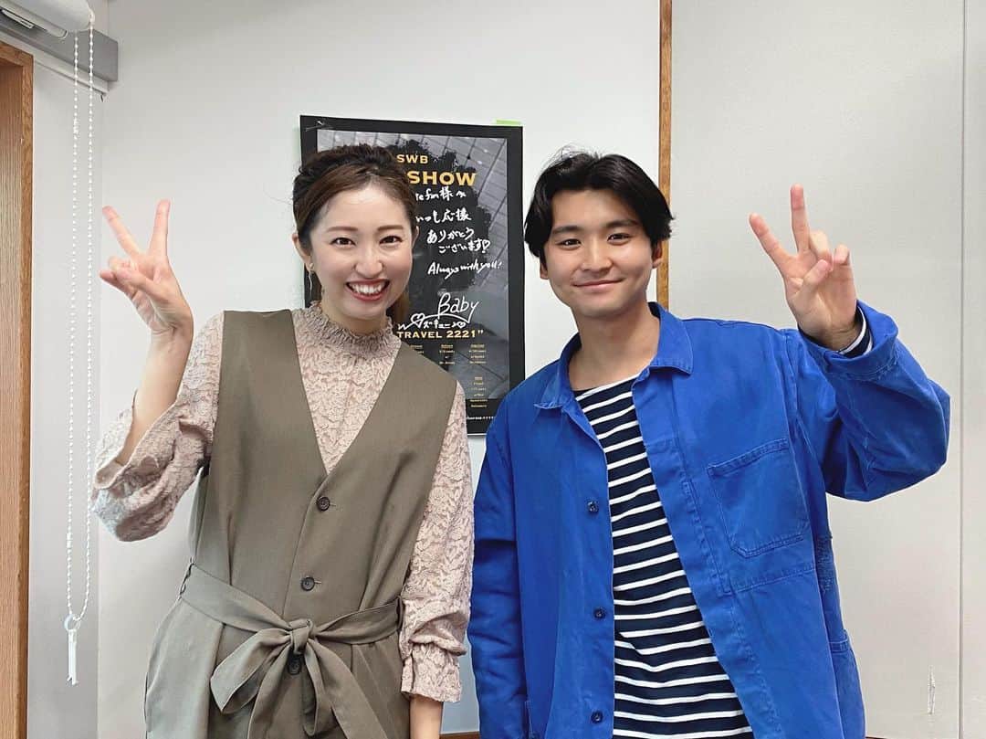 丸井汐里のインスタグラム：「✴︎ Date fm Sendaian Hot Music 今週もありがとうございました😃 ✴︎ 今日のオープニングチューンはTAIKINGのEasyをお届けしました♫ ✴︎ TAIKINGさんがあんなにフランクにお話される方だったとは！ ✴︎ ステージの真ん中で、ギターが手に吸い付いているんじゃないかって位、自由自在で柔軟な演奏。 ✴︎ そして音の鳴りは圧巻でした👏 ✴︎ 先週末のMEGA★ROCKS、番組で話した以外にも、森大翔さんにBillyrromにカメレオン・ライム・ウーピーパイなどなど、魅力溢れるアーティストとの出会いがたくさんありましたよ！ ✴︎ 全身筋肉痛、しかも痛みが強くなったのが2日後の火曜日で、自分の衰えにショックも受けましたが、それ以上に得たものがたくさんあった1日でした😊 ✴︎ ✴︎ ✴︎ 12時台のHOT GUESTはKenta Dedachiさんがスタジオ生出演✨ @kenta_dedachi  ✴︎ 前回はリモートだったので、念願の対面でした😆 ✴︎ 今週3位にランクアップした最新曲『Goldfish feat.Raine』は、LAから帰国したKentaさんが日本のものをモチーフにと制作した楽曲♫ ✴︎ 夏から秋への季節の移り変わりと、夏が過ぎて痛みや孤独を抱えていた主人公が再び希望を持って進んでいく様子が重なり合う、エモーショナルな作品です。 ✴︎ KentaさんとRaineさんの透明感ある声が溶け合っているのも素敵✨ ✴︎ サウンド面ではRyu Matsuyamaのメンバーとコラボしていて、後半に向けて音が広がっていく感じもまた染みるんです。 ✴︎ Ryu Matsuyamaとは12月のバンド編成でのライブでも競演！ ✴︎ まだまだコラボ企画があるようですよ👀 ✴︎ そして明日・10/7(土)が仙台初ワンマン！！ ✴︎ Retro Back Pageでアコースティックライブです♪ ✴︎ ご自身で改造したギターも見られるのか……楽しみですね😊 ✴︎ ✴︎ ✴︎ 期間限定BOOK OFFのコーナー📙 ✴︎ 10/14(月)・15(日)開催『杜の都リユースフェス』のリユース体験について、BOOK OFFスーパーバザーイオン仙台店の畠中さんに紹介して頂きました♻️ ✴︎ おもちゃの詰め放題、レコードや着物をアップサイクルした『福島アロハ』などの販売、服の交換会。 ✴︎ 買取コーナーももちろんあります！ ✴︎ さらに、学校用品のリユースショップを展開する『さくらや』の、制服・体操着回収BOXも設置👔 ✴︎ ランドセルも1個400円で回収してもらえるそう💡 ✴︎ 400円には開発途上国の子ども達へのポリオワクチン代の寄付金も含まれているとか💉 ✴︎ いらなくなったものが様々な形で活用され、誰かの役に立つんですから素晴らしいですね👏 ✴︎ Sendaian Hot Musicスペシャルステージは14日(土)12時〜サンモール一番町商店街の特設ステージで開催！ ✴︎ 引き続き、BOOK OFFへの疑問・質問、私への質問、ゲストの中村マサトシさんへの楽曲・モノマネリクエストを大募集中💡 ✴︎ 採用された方にはBOOK OFFお買い物券1000円分をプレゼントします🎁 ✴︎ Date fmホームページのリクエスト＆メッセージからSendaian宛に送って下さい！ ✴︎ それにしても畠中さん、良い声だったなぁ……。 ✴︎ ✴︎ ✴︎ チャートはKing Gnuの硝子窓が2連覇達成🎊 ✴︎ Date fmの公式Xでもポストしています！ ✴︎ 今日はAIR JAM FRIDAYからゆきのちゃんも来てくれました☺️ ✴︎ 聞き逃した方はradikoのタイムフリー機能でぜひチェックをー😄 ✴︎ ✴︎ ✴︎ #アナウンサー#フリーアナウンサー#丸井汐里#datefm#SendaianHotMusic#MEGAROCKS#TAIKING#KentaDedachi#BOOKOFF#杜の都リユースフェス#中村マサトシ#KingGnu#AIRJAMFRIDAY#佐藤友紀乃」