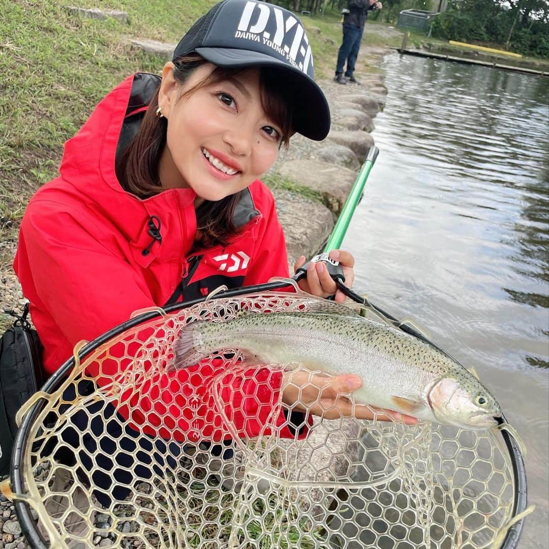 晴山由梨さんのインスタグラム写真 - (晴山由梨Instagram)「新潟県の五頭フィッシングパークに来ています！  試し釣りでプラグを投げてみると、 さっそくサイズのいいトラウトがドカーン🔥  明日は放流も入るみたいなのでさらに期待できそうです😍 明日のDYFCも釣れますようにっっっ🙏✨  #新潟 #五頭フィッシングパーク #管理釣り場 #トラウトフィッシング #釣り #管釣り #dyfc」10月6日 16時50分 - hareyama_yuri